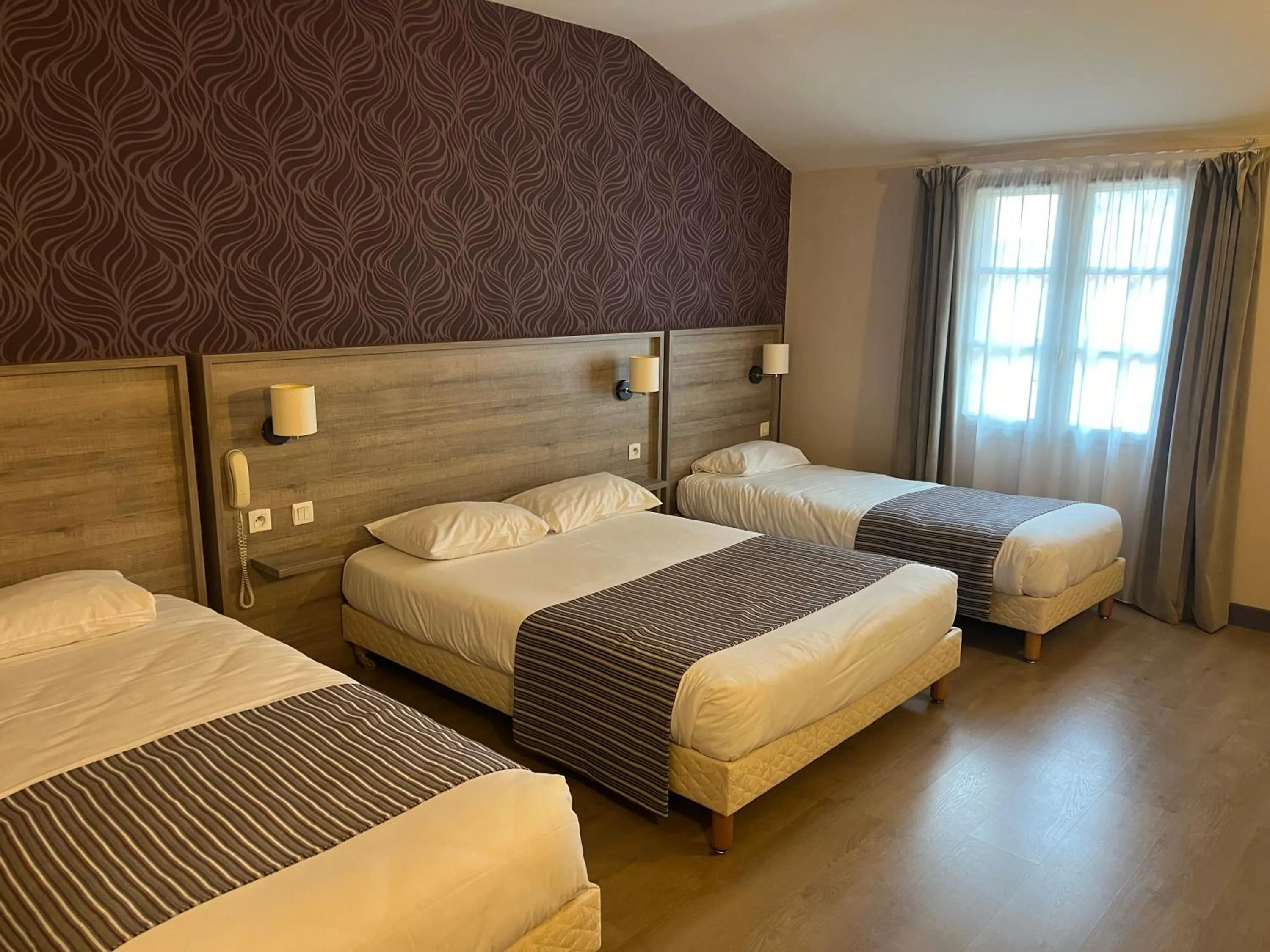 Bed in Logis Hôtel Le Saint Georges