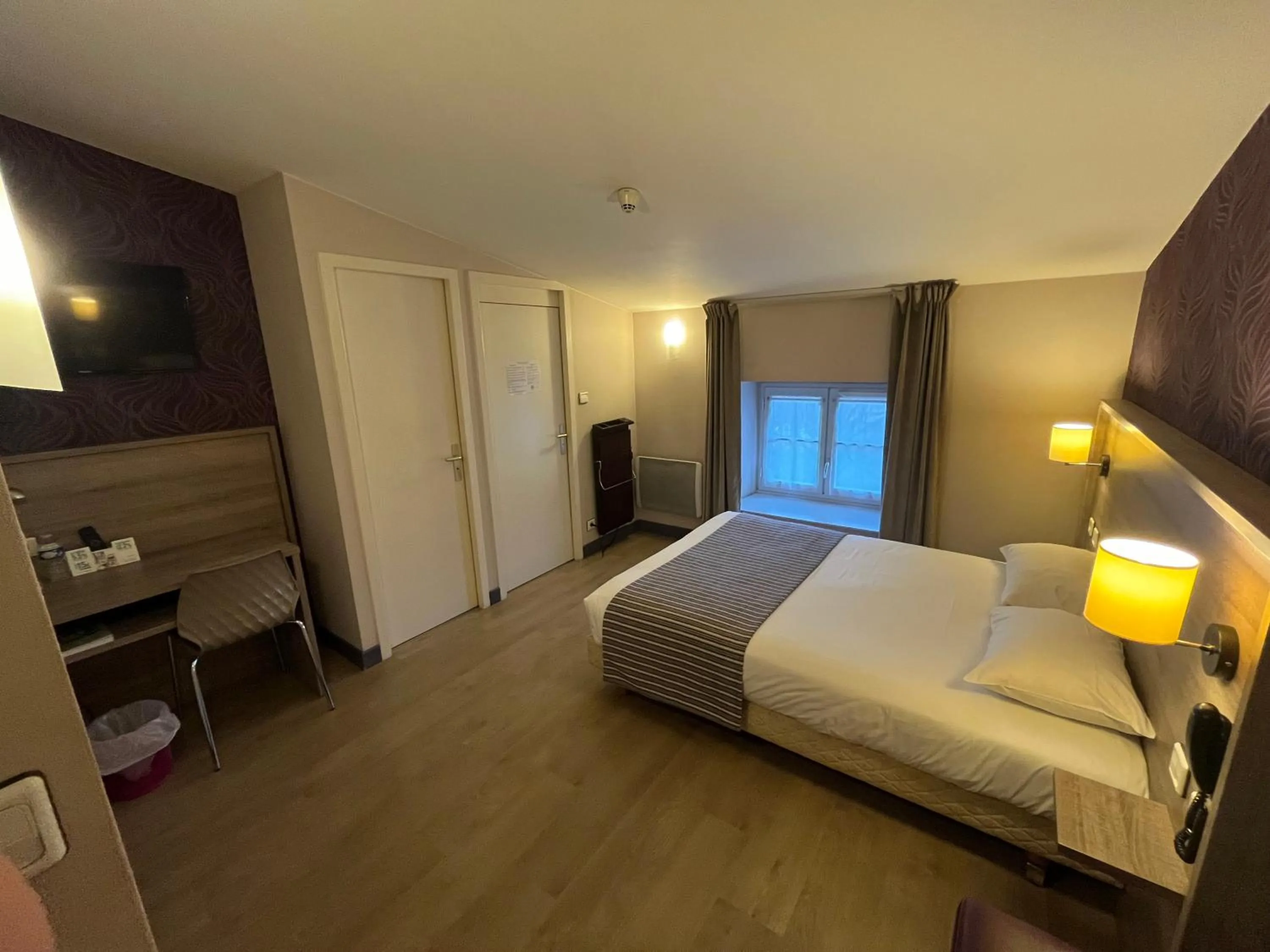 Bed in Logis Hôtel Le Saint Georges