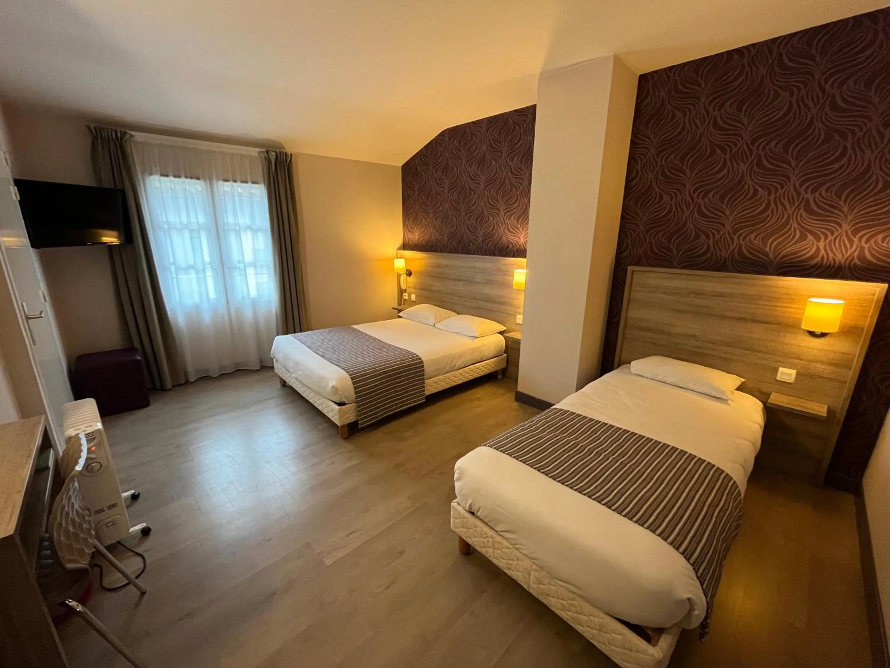 Photo of the whole room, Bed in Logis Hôtel Le Saint Georges