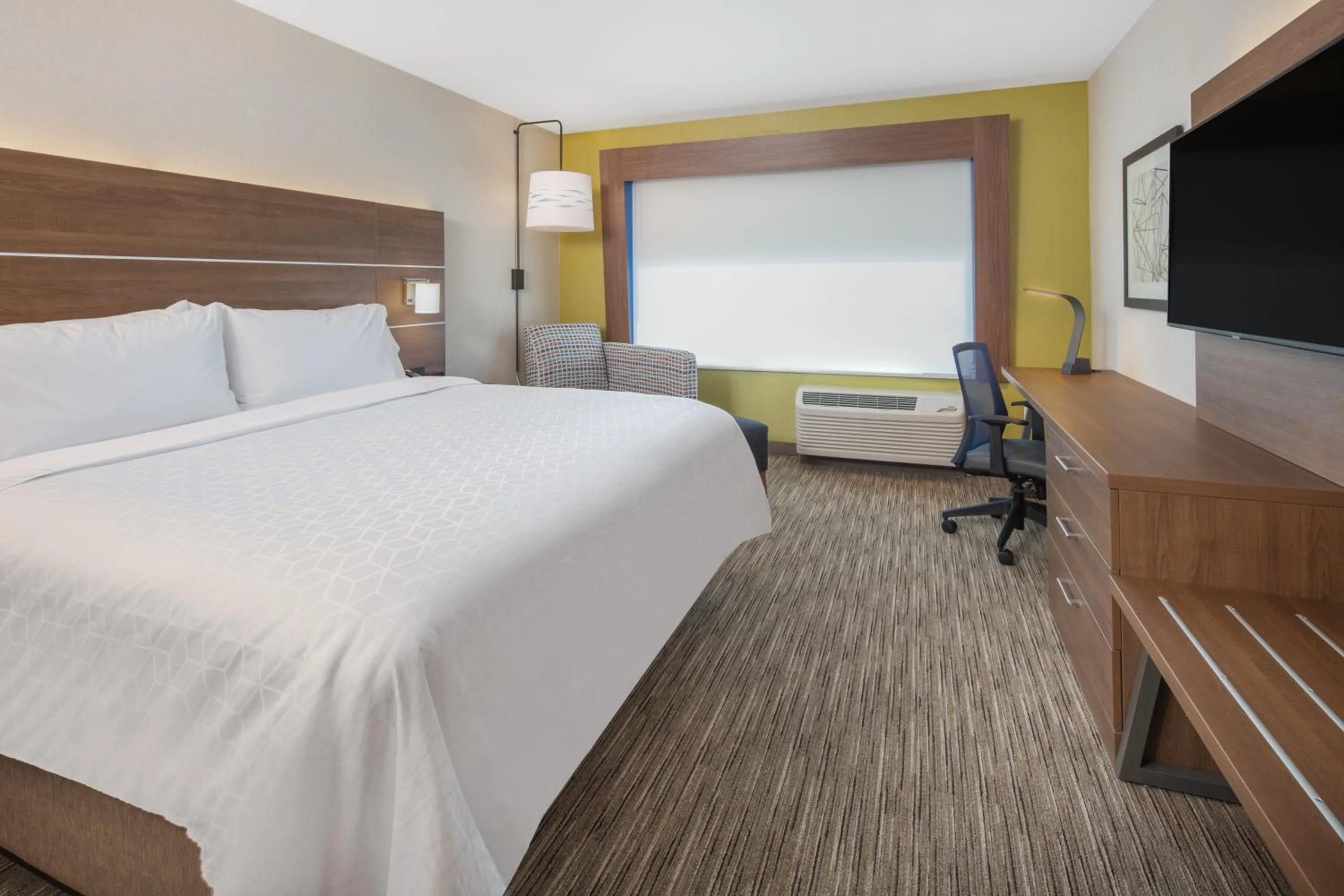 Bedroom, Bed in Holiday Inn Express & Suites Chico by IHG