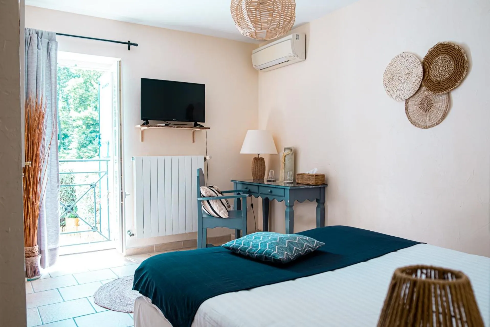 Bed in Logis hôtel et restaurant La Bastide Cabezac