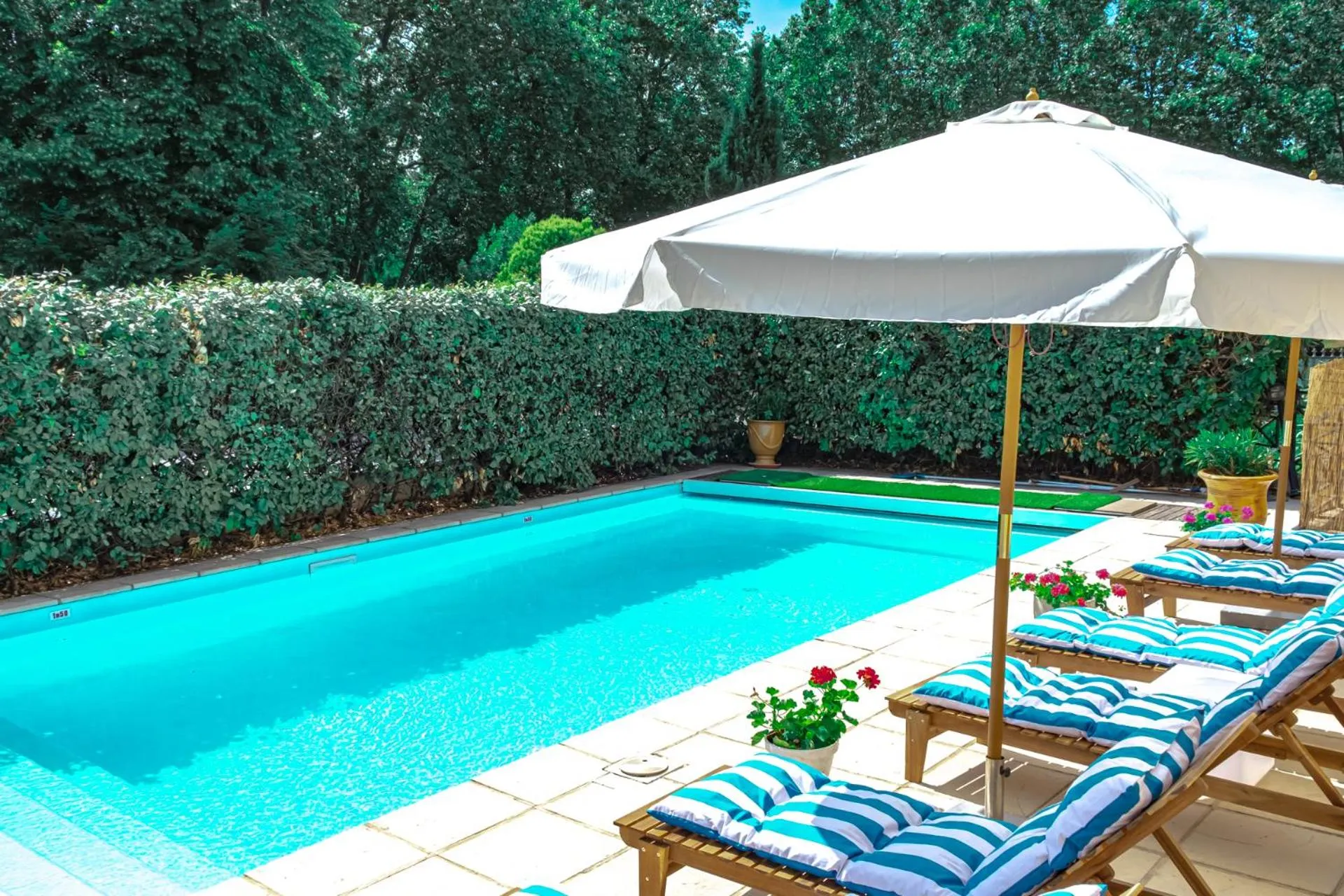 Swimming pool in Logis hôtel et restaurant La Bastide Cabezac