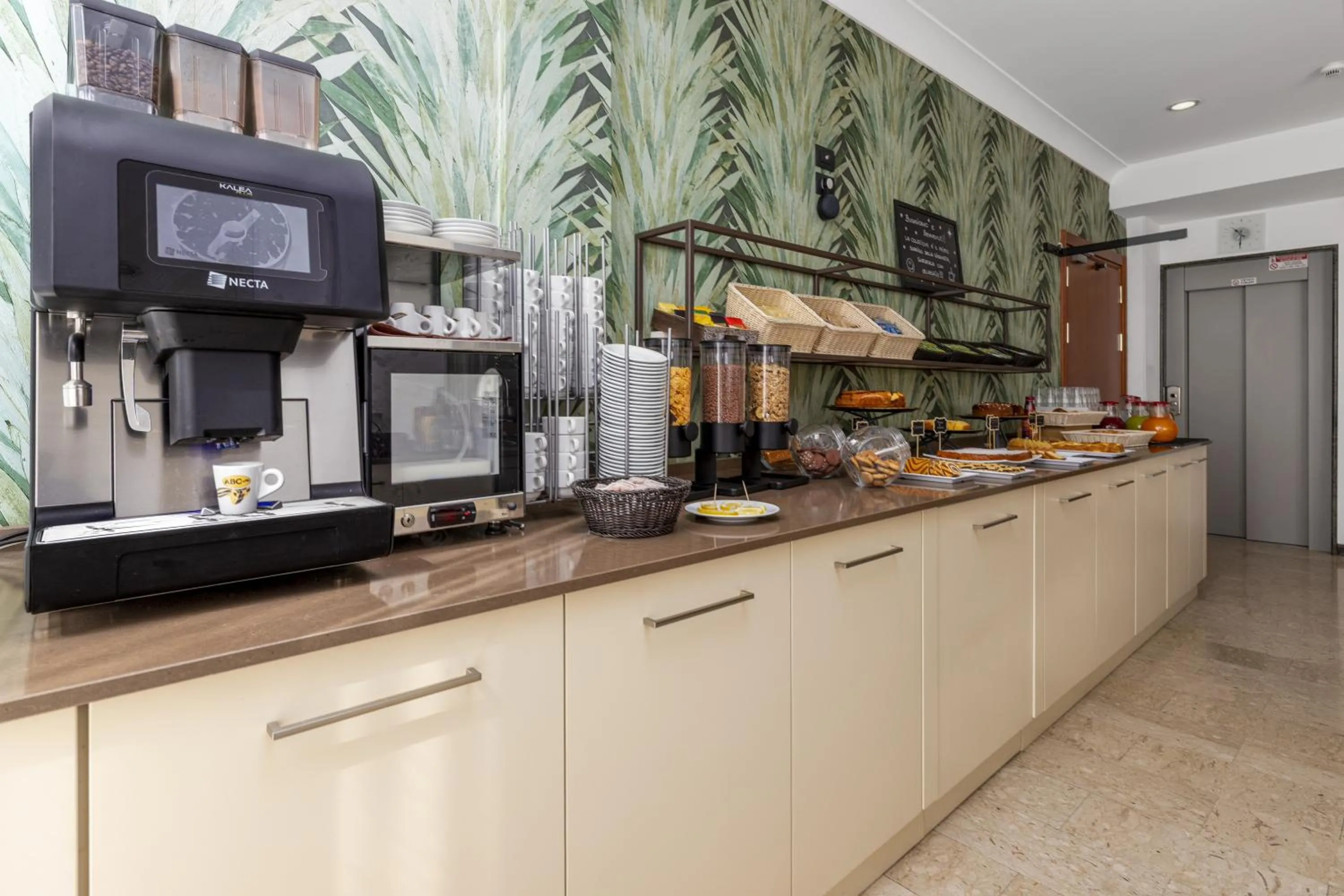 Breakfast in Hotel Bridge