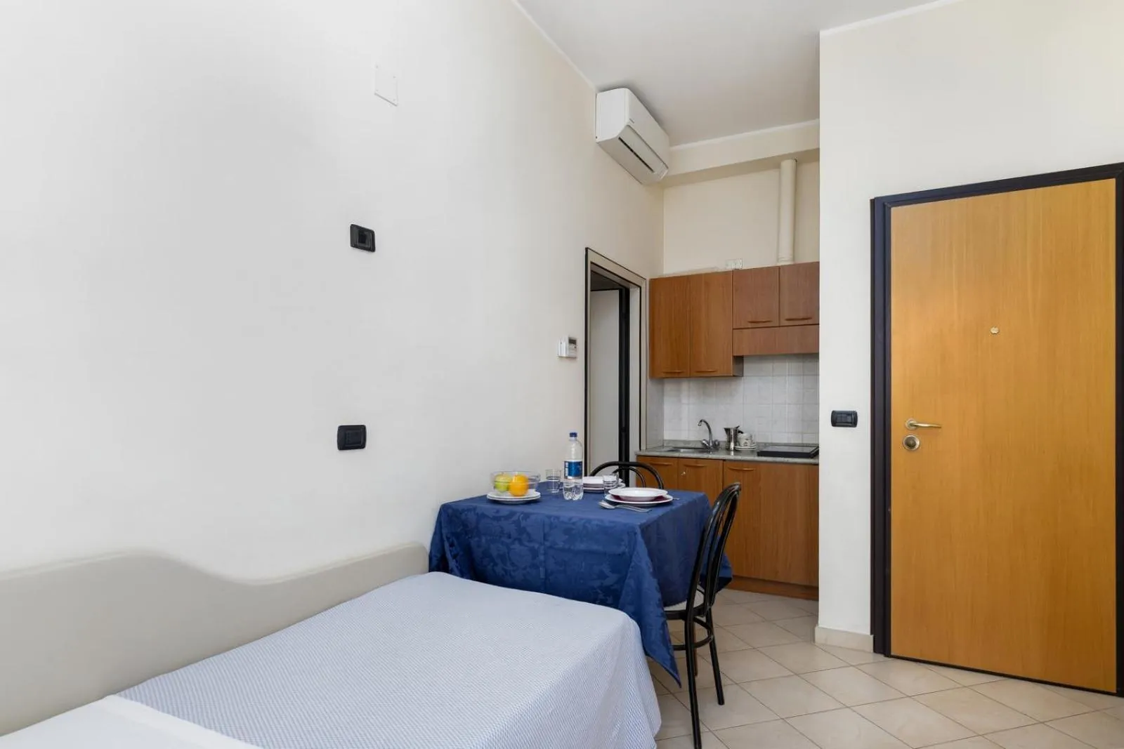 Kitchen or kitchenette, Bed in Hotel Bridge