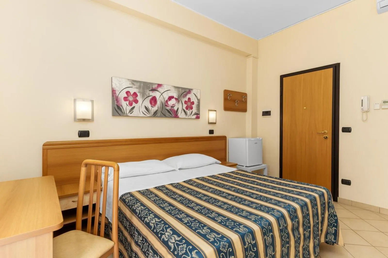 Photo of the whole room, Bed in Hotel Bridge