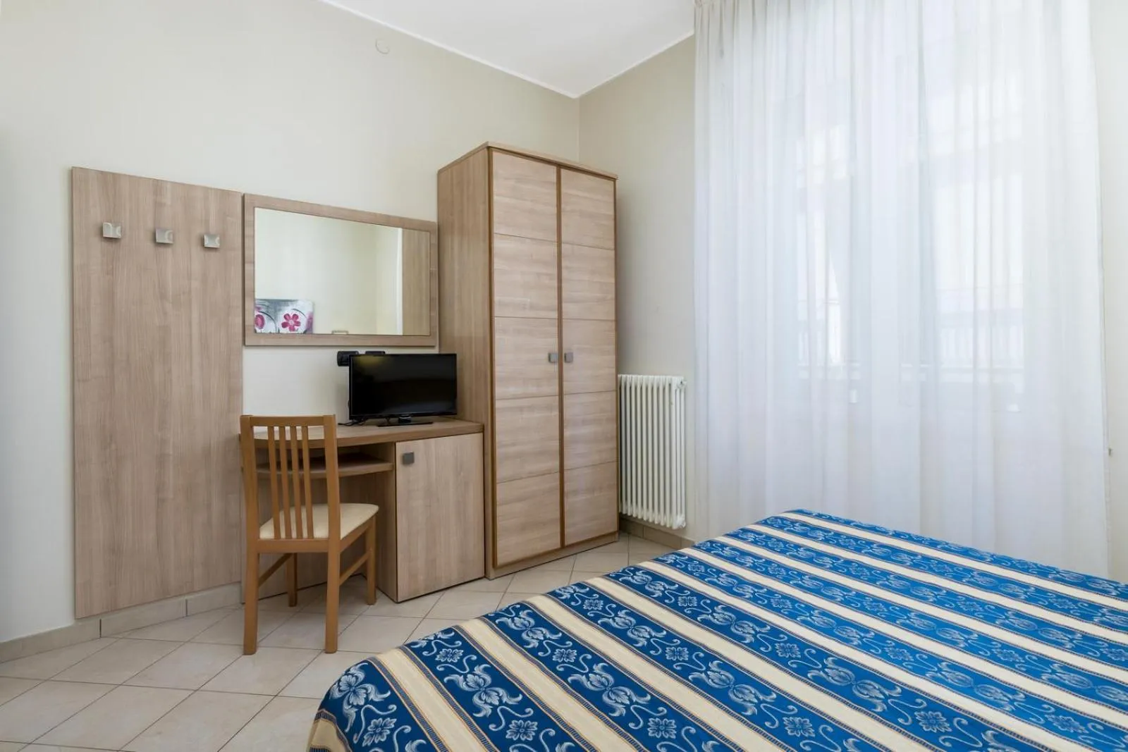 wardrobe, Bed in Hotel Bridge