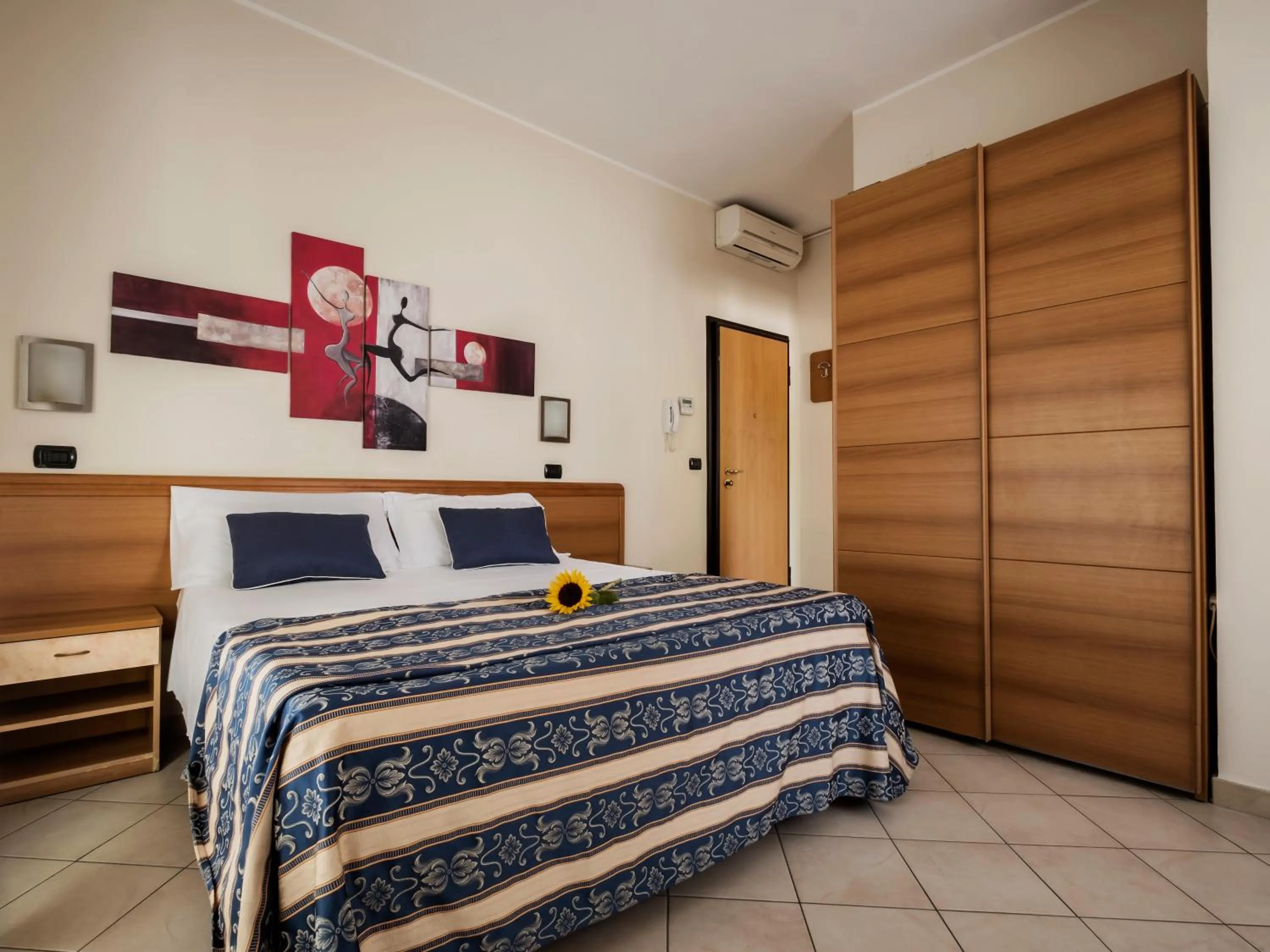 Bedroom, Bed in Hotel Bridge