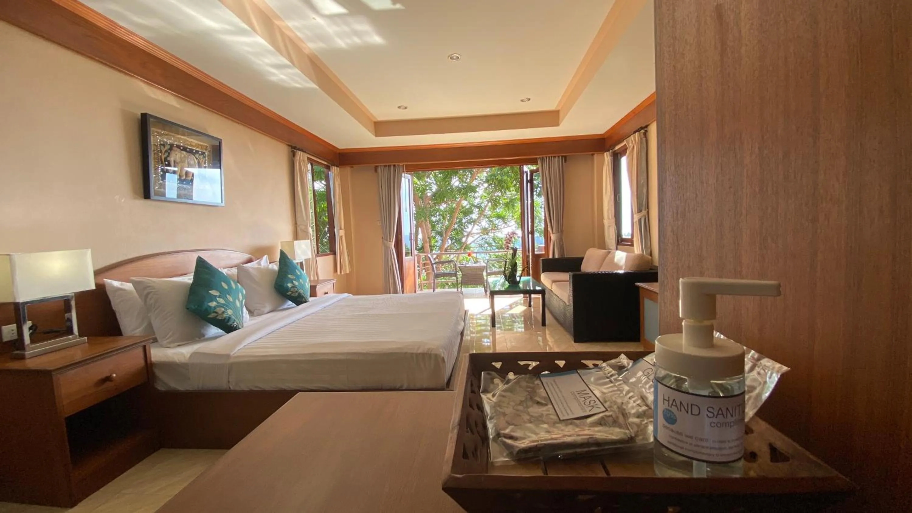 Photo of the whole room, Bed in Baan Kongdee Sunset Resort Kata