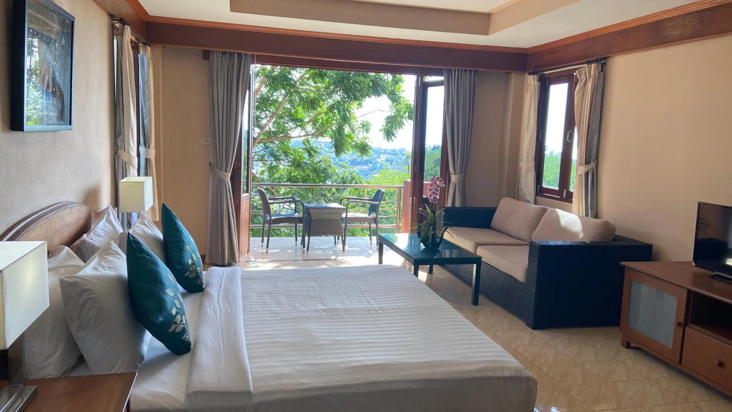 Photo of the whole room, Bed in Baan Kongdee Sunset Resort Kata