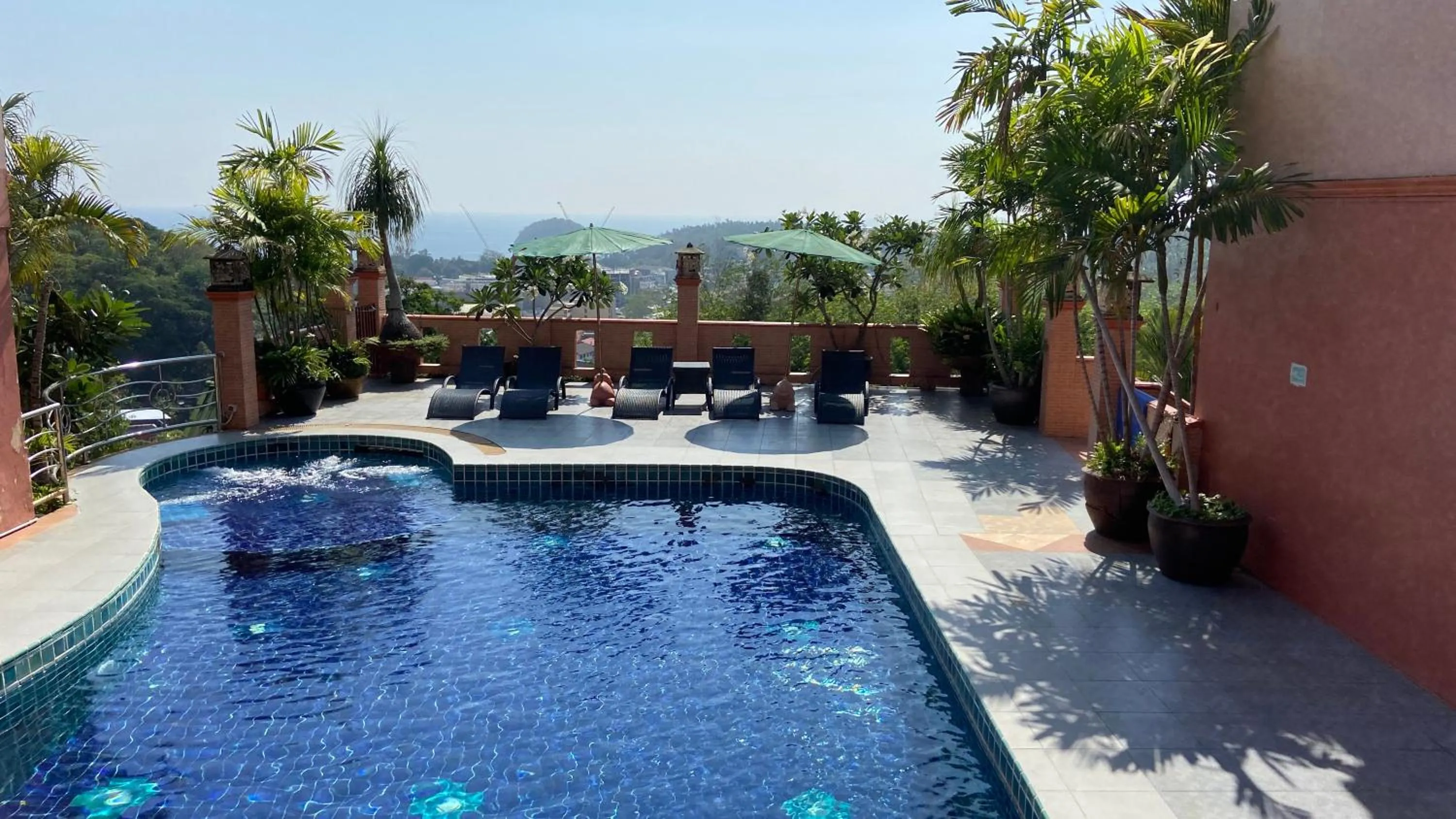 Swimming pool in Baan Kongdee Sunset Resort Kata