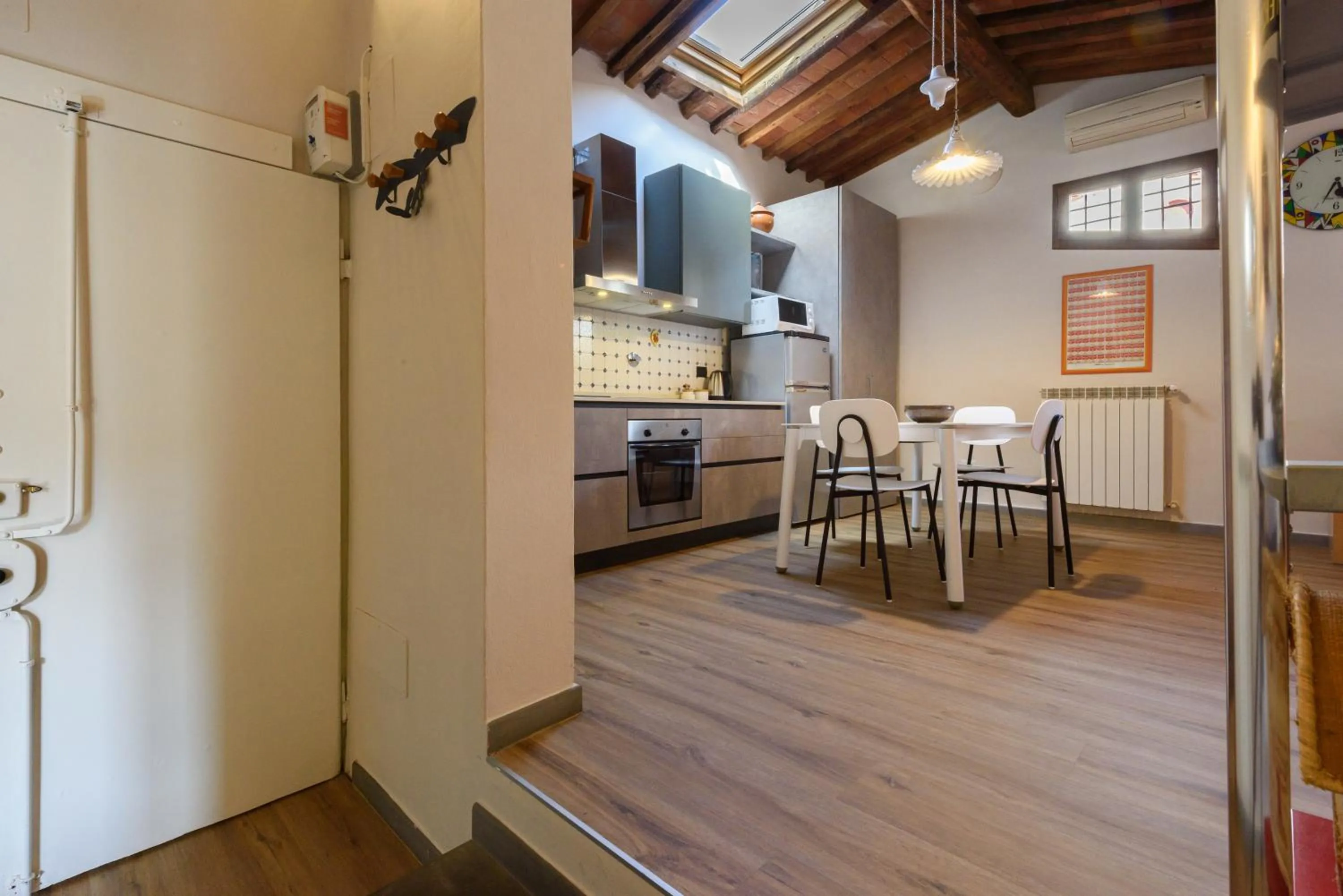 Kitchen or kitchenette in Una finestra sulle Cappelle Medicee by Mmega