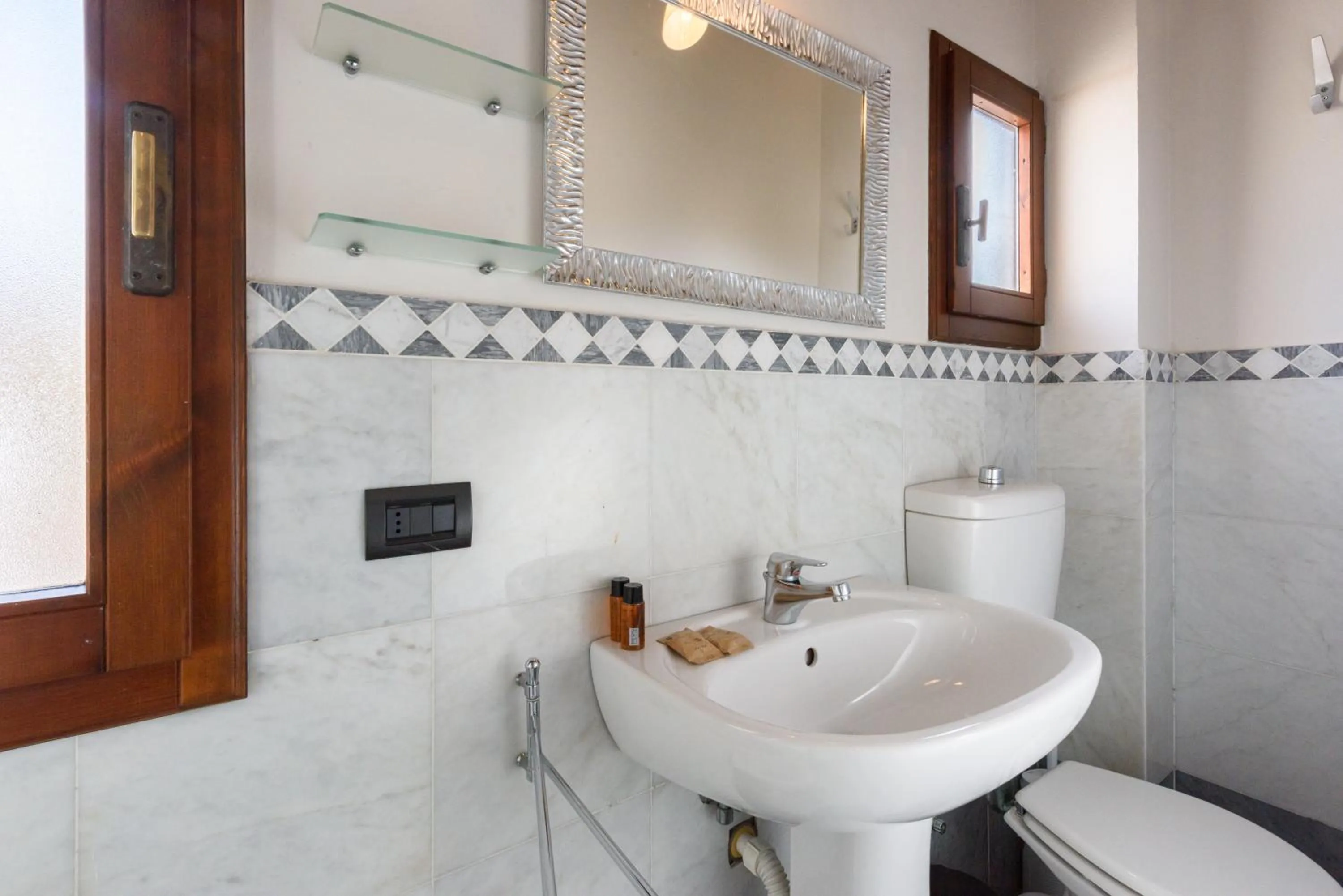 Bathroom in Una finestra sulle Cappelle Medicee by Mmega