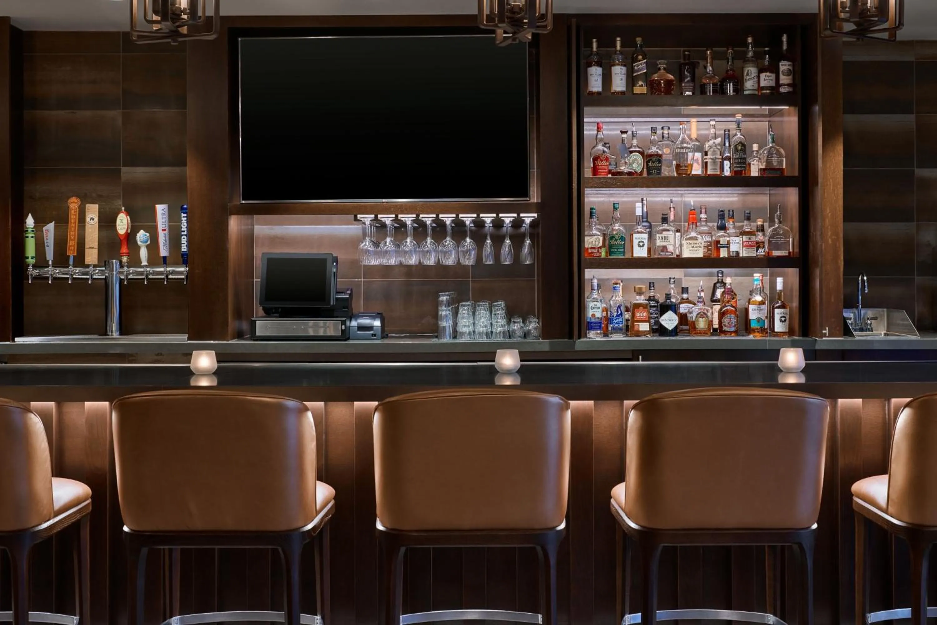 Lounge or bar in Delta Hotels by Marriott Ashland Downtown