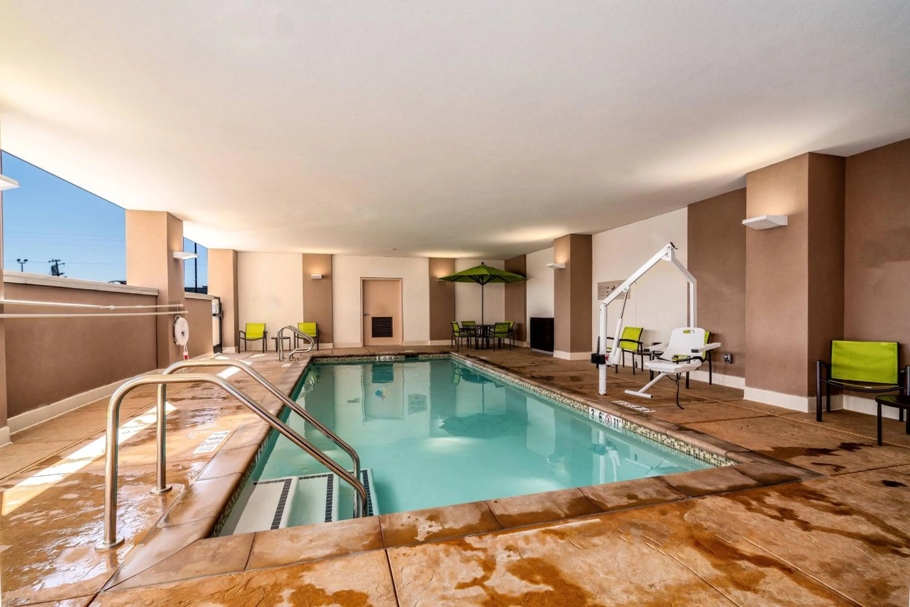 Swimming pool in SpringHill Suites by Marriott Oakland Airport