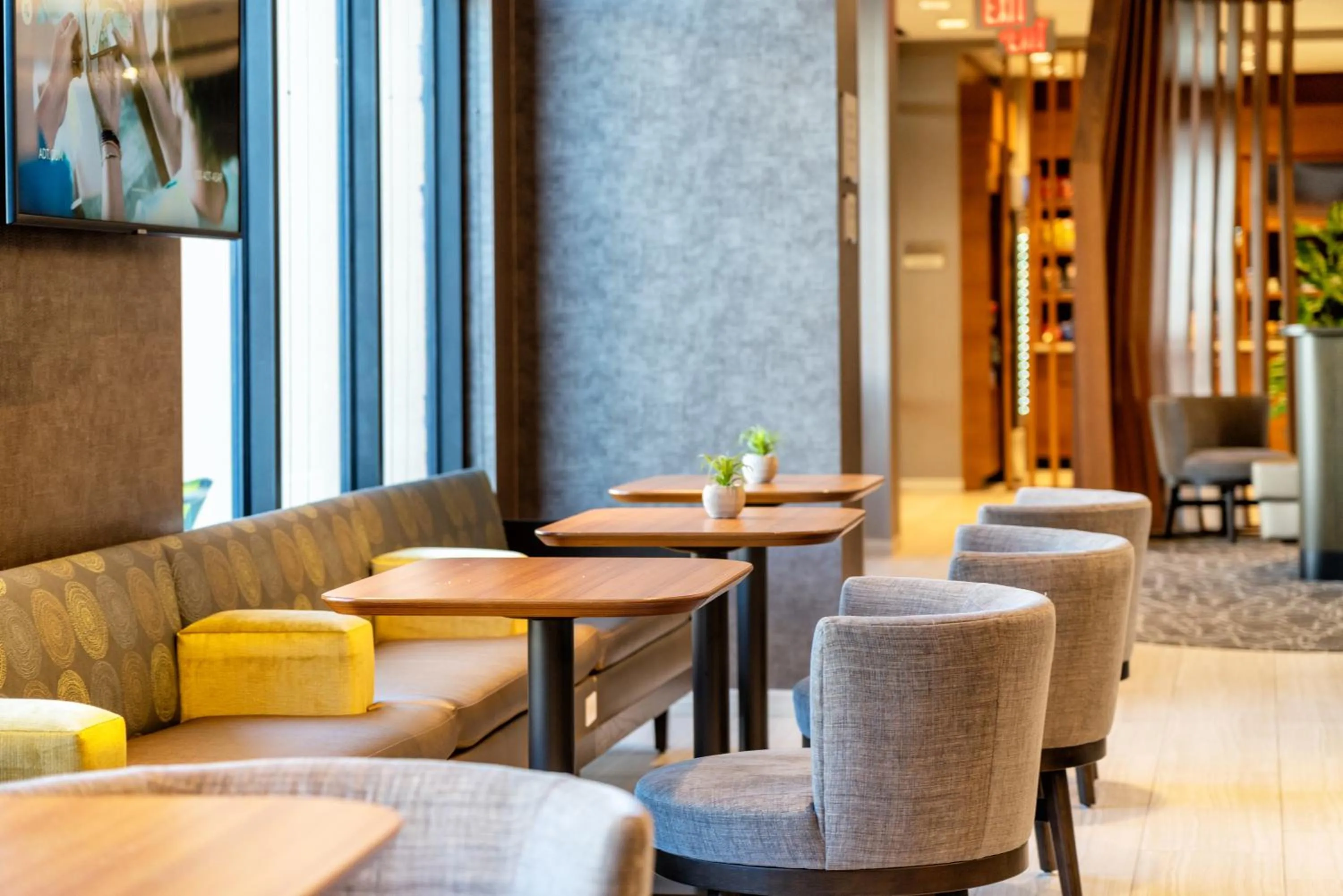 Restaurant/places to eat in SpringHill Suites by Marriott Oakland Airport