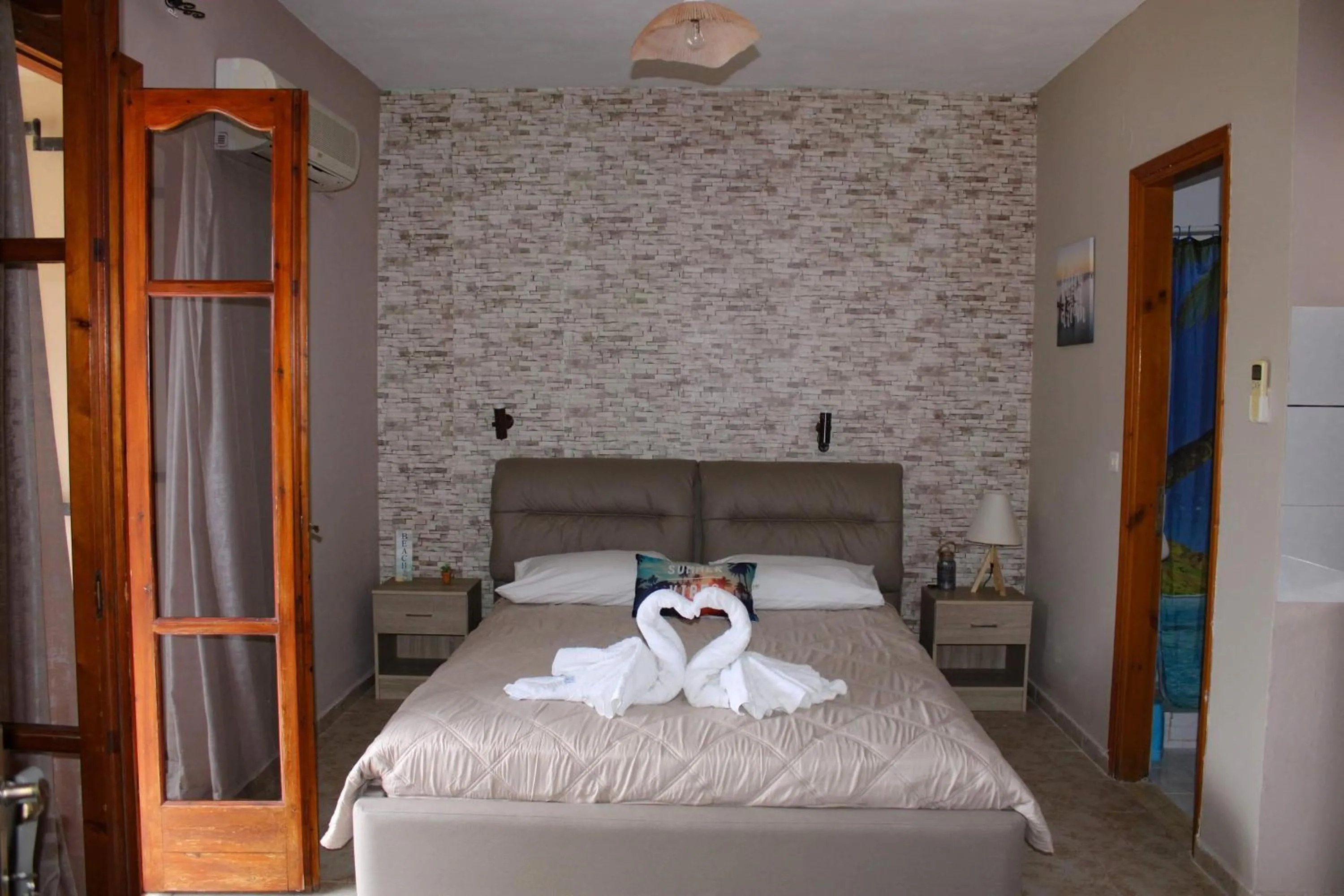 Bed in Marinos Studios at Lourdata village