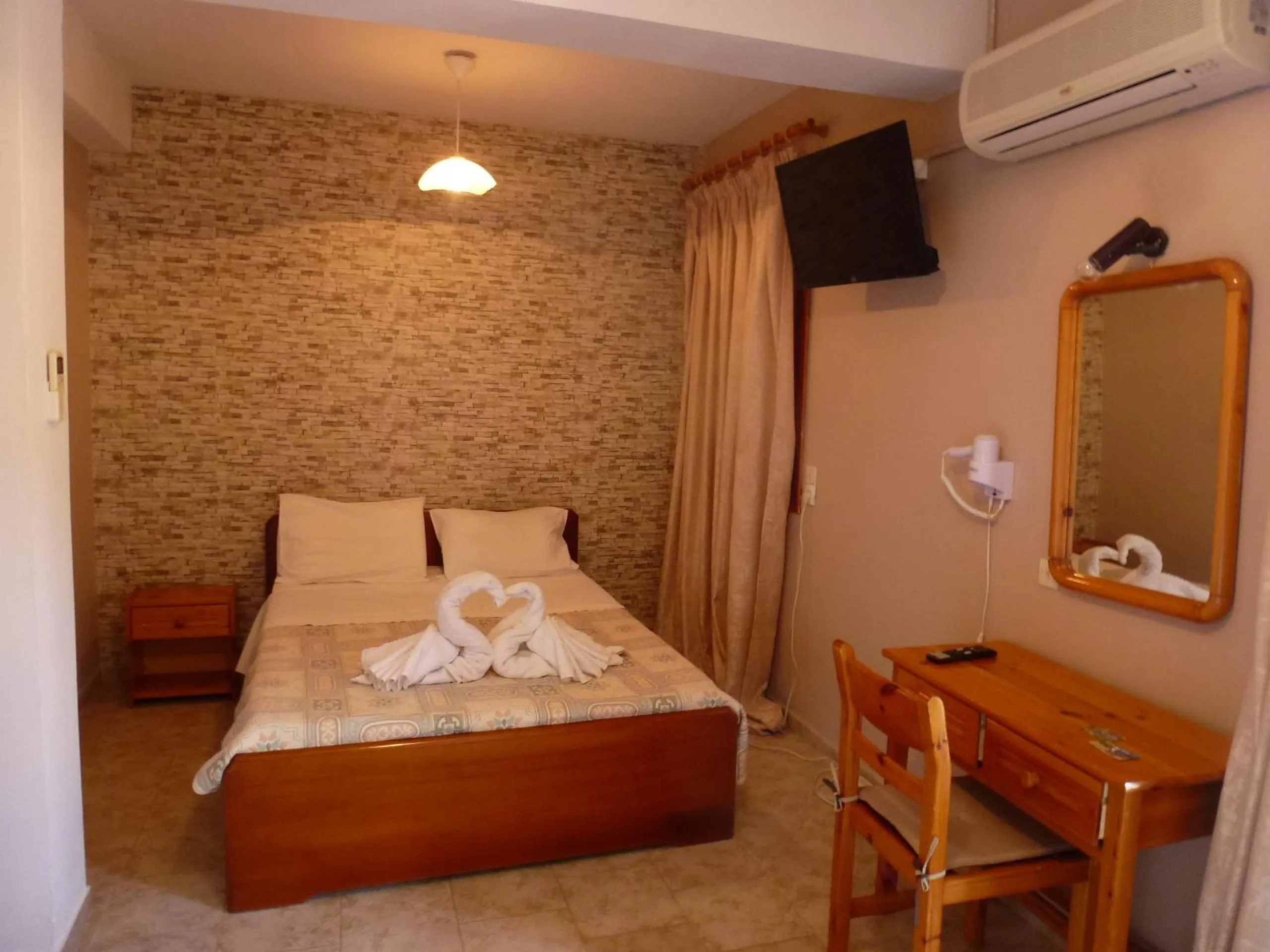 Bed in Marinos Studios at Lourdata village