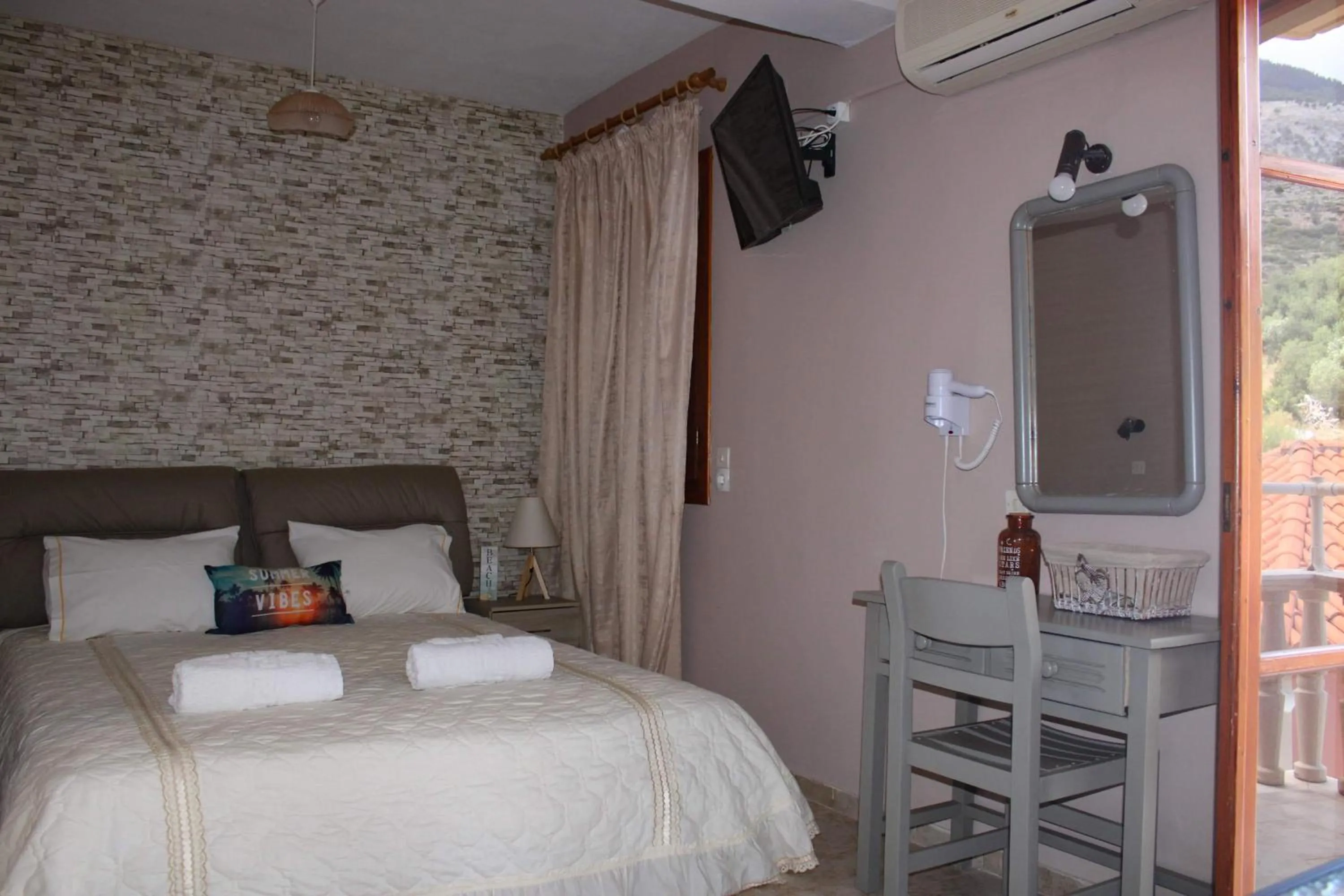 Bed in Marinos Studios at Lourdata village