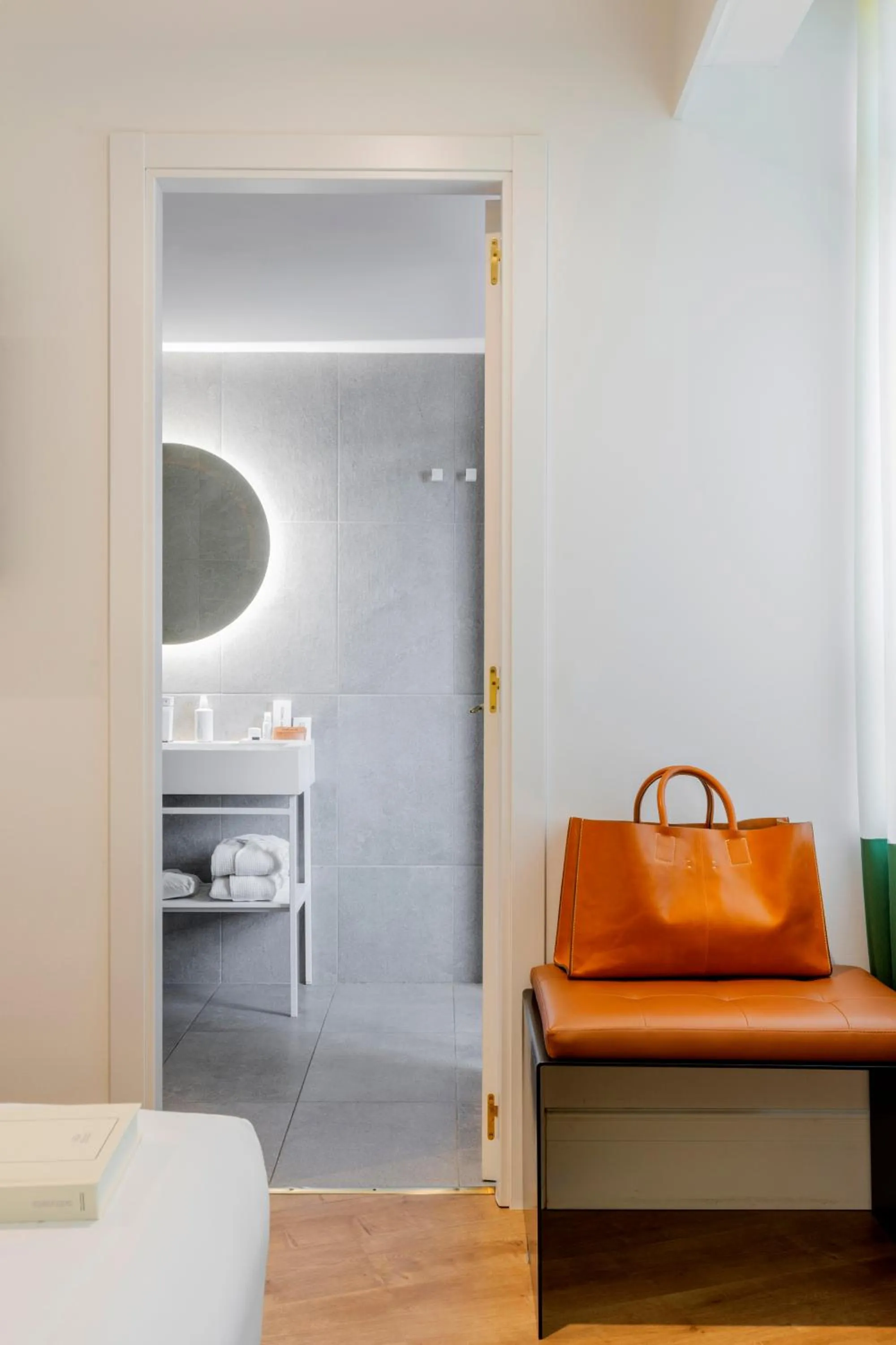 Bathroom, Bed in Room Mate Cosmo - City Centre, Valencia