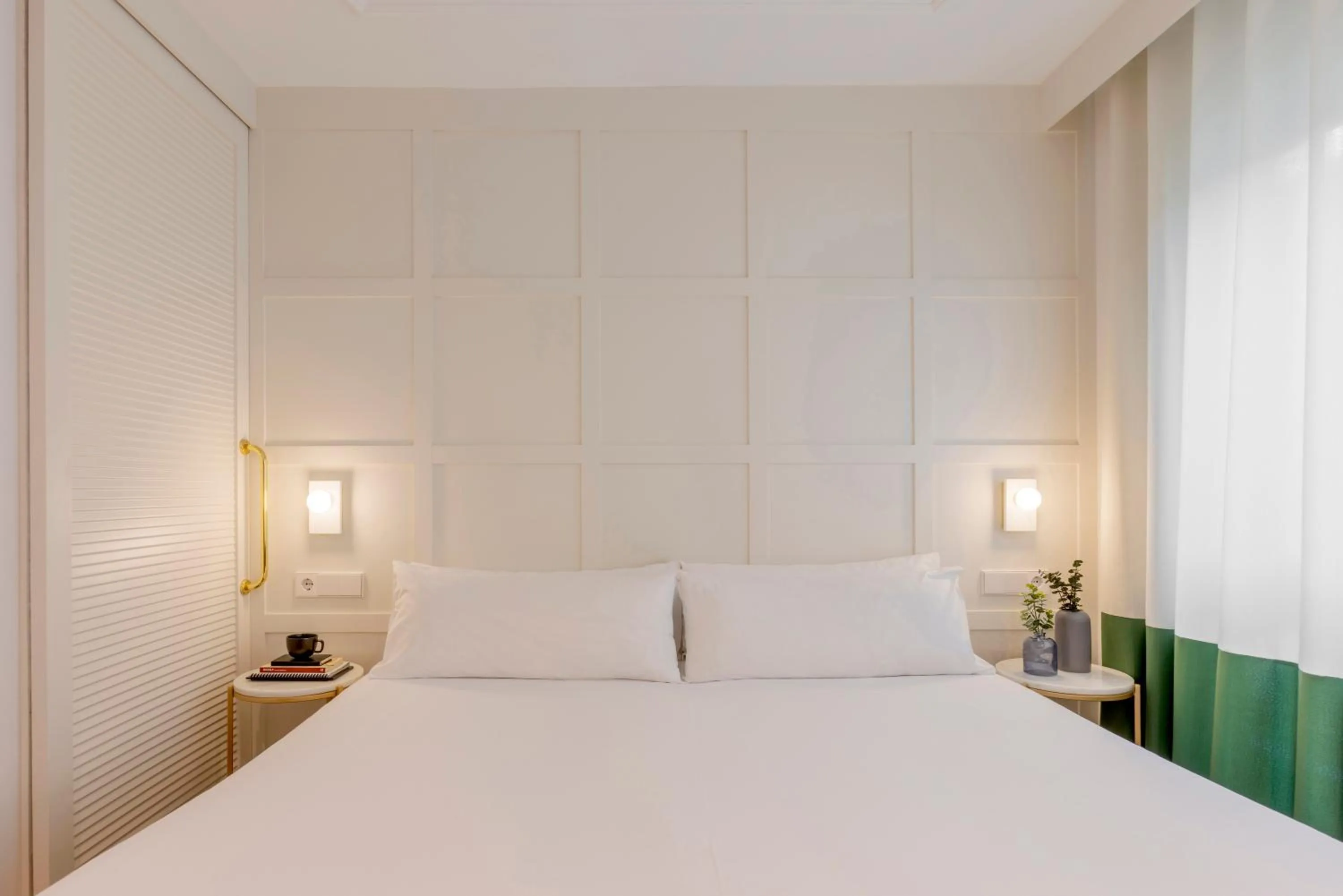 Bedroom, Bed in Room Mate Cosmo - City Centre, Valencia