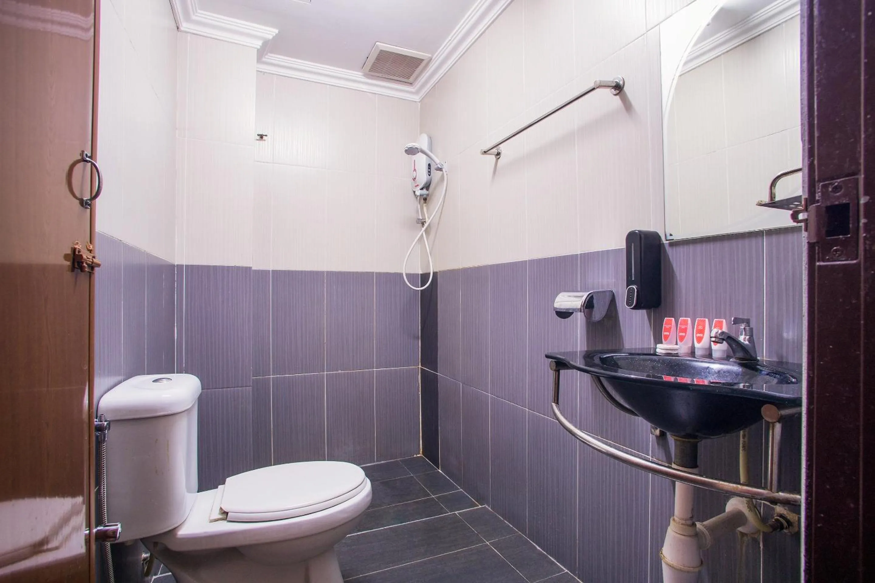 Bathroom in Hotel O Casavilla Hotel