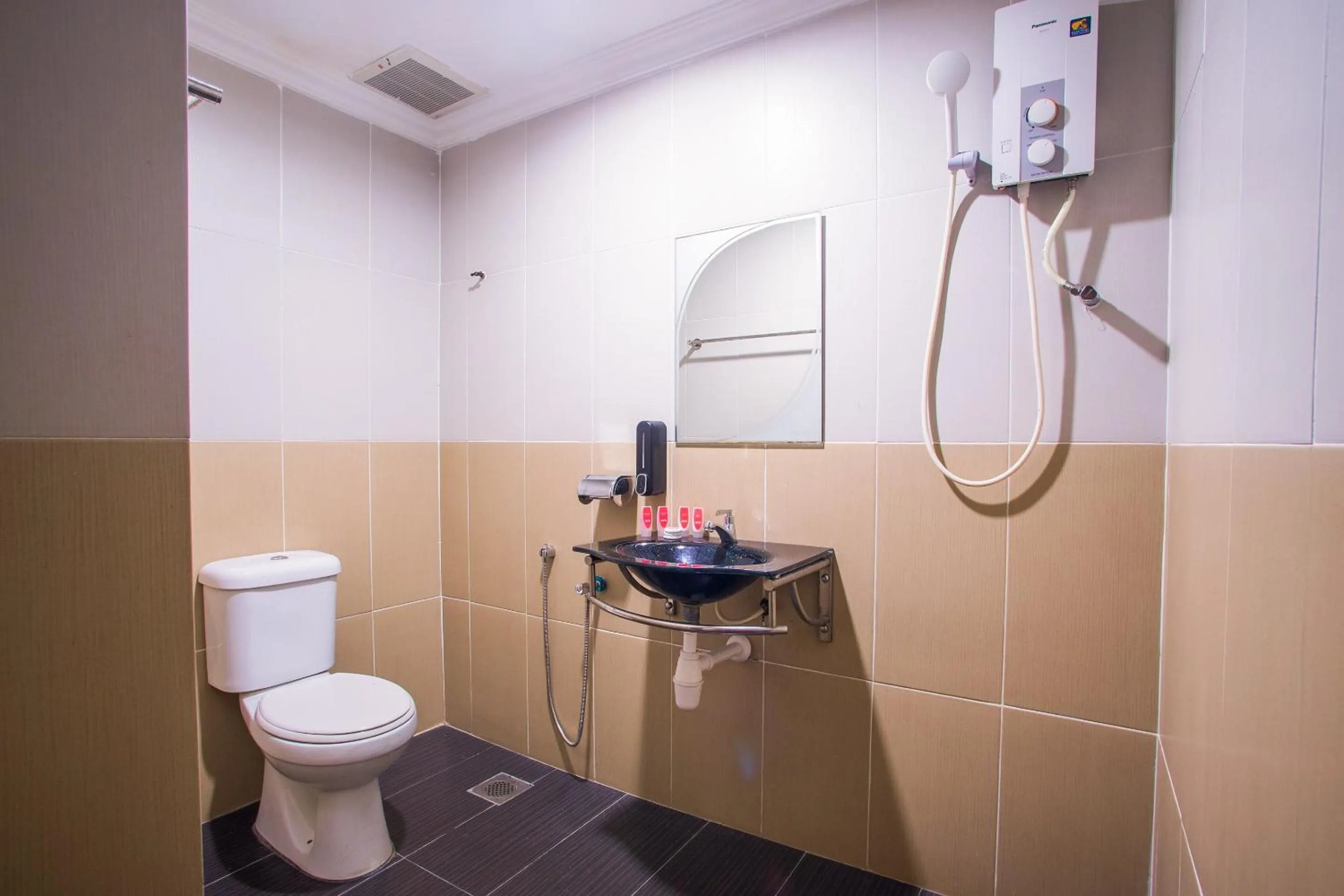 Bathroom in Hotel O Casavilla Hotel