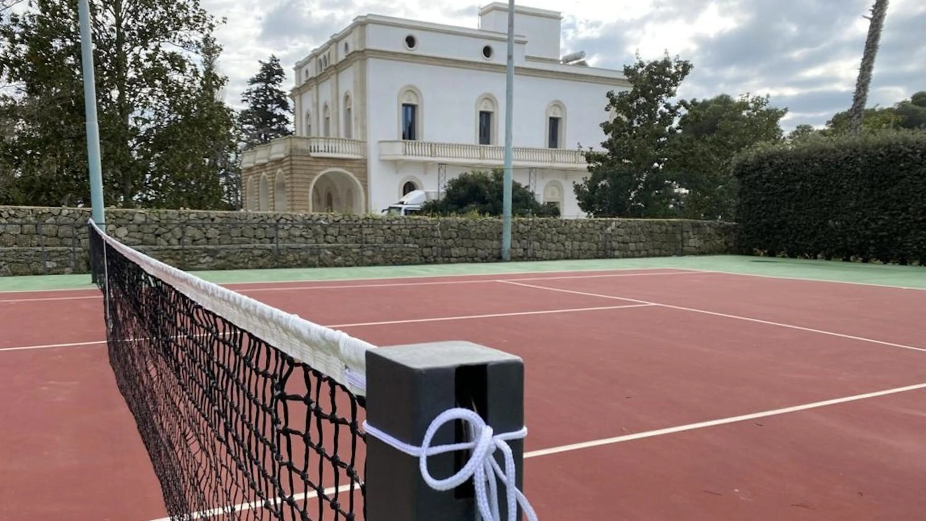 Tennis court in Sa Suites