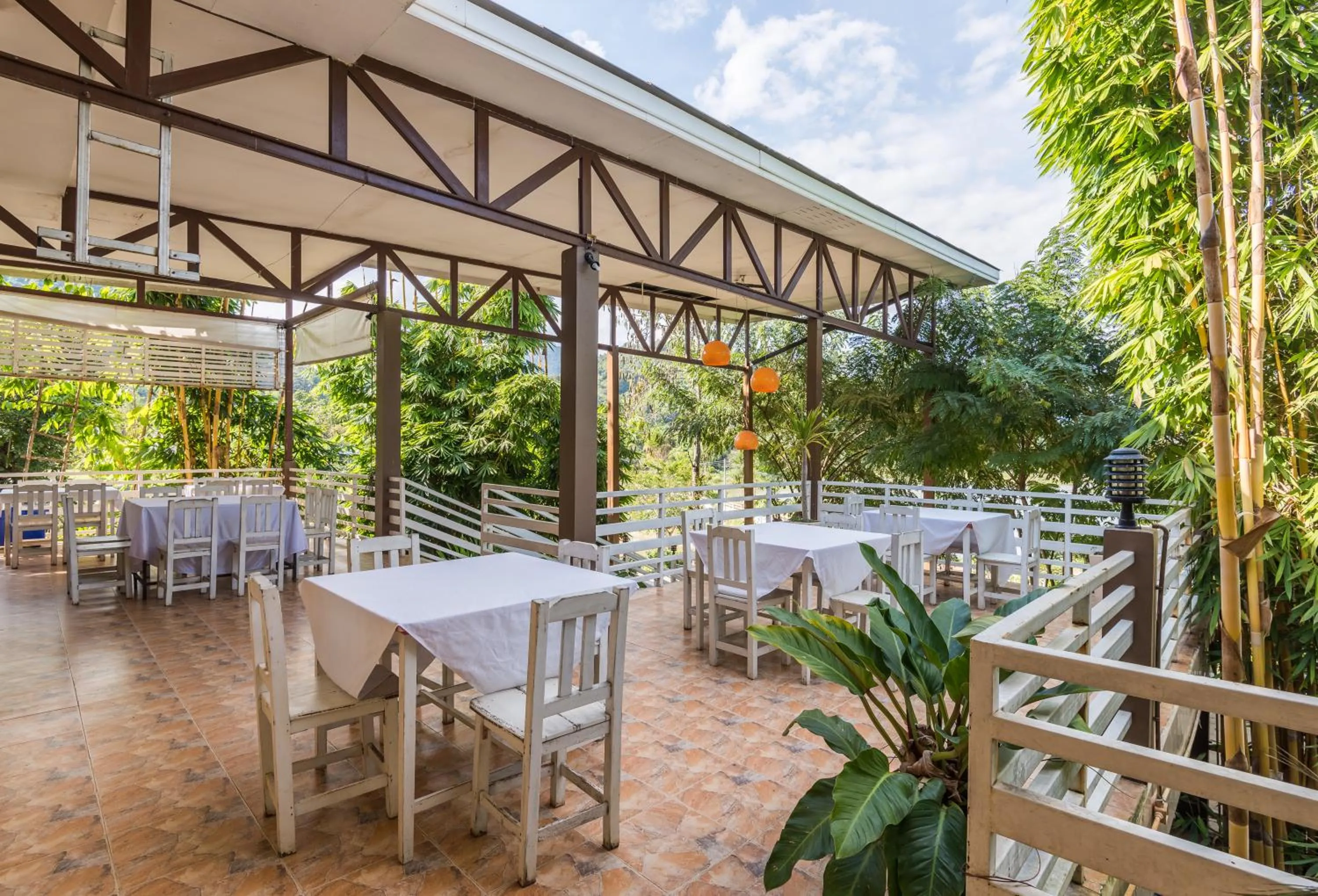 Restaurant/places to eat in ChiangRai Lake Hill