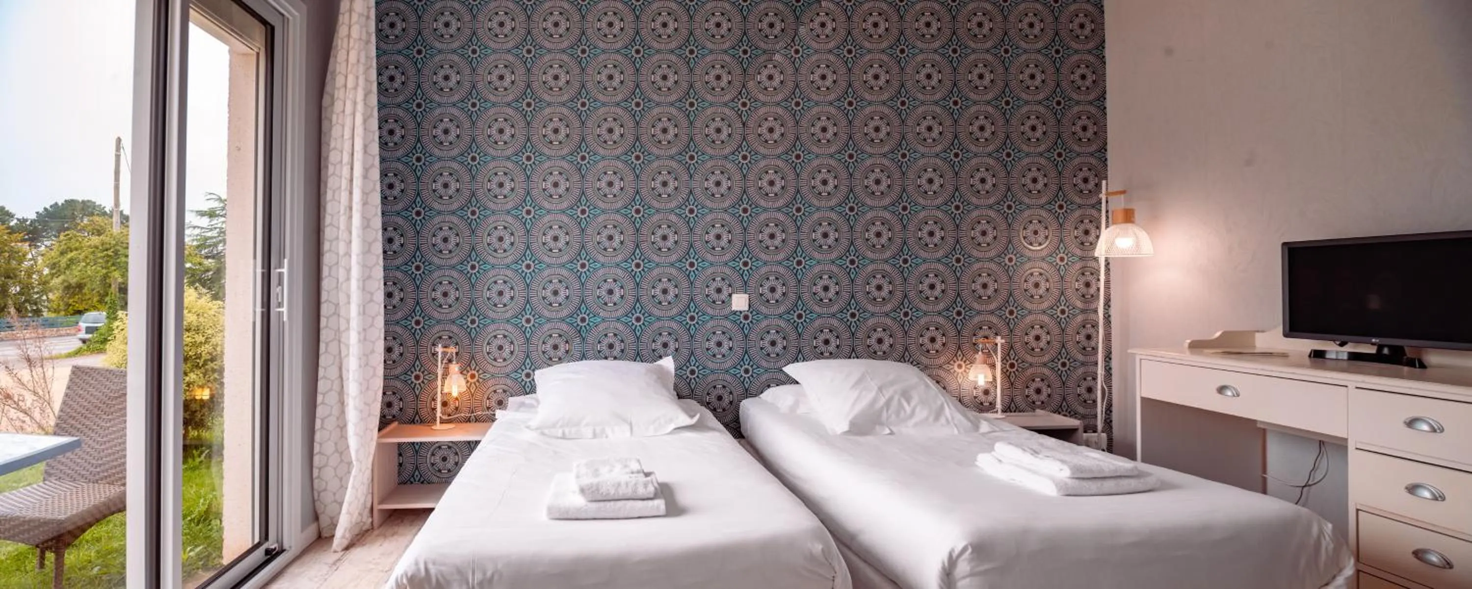 Bed in Hôtel Restaurant La Voile Bleue