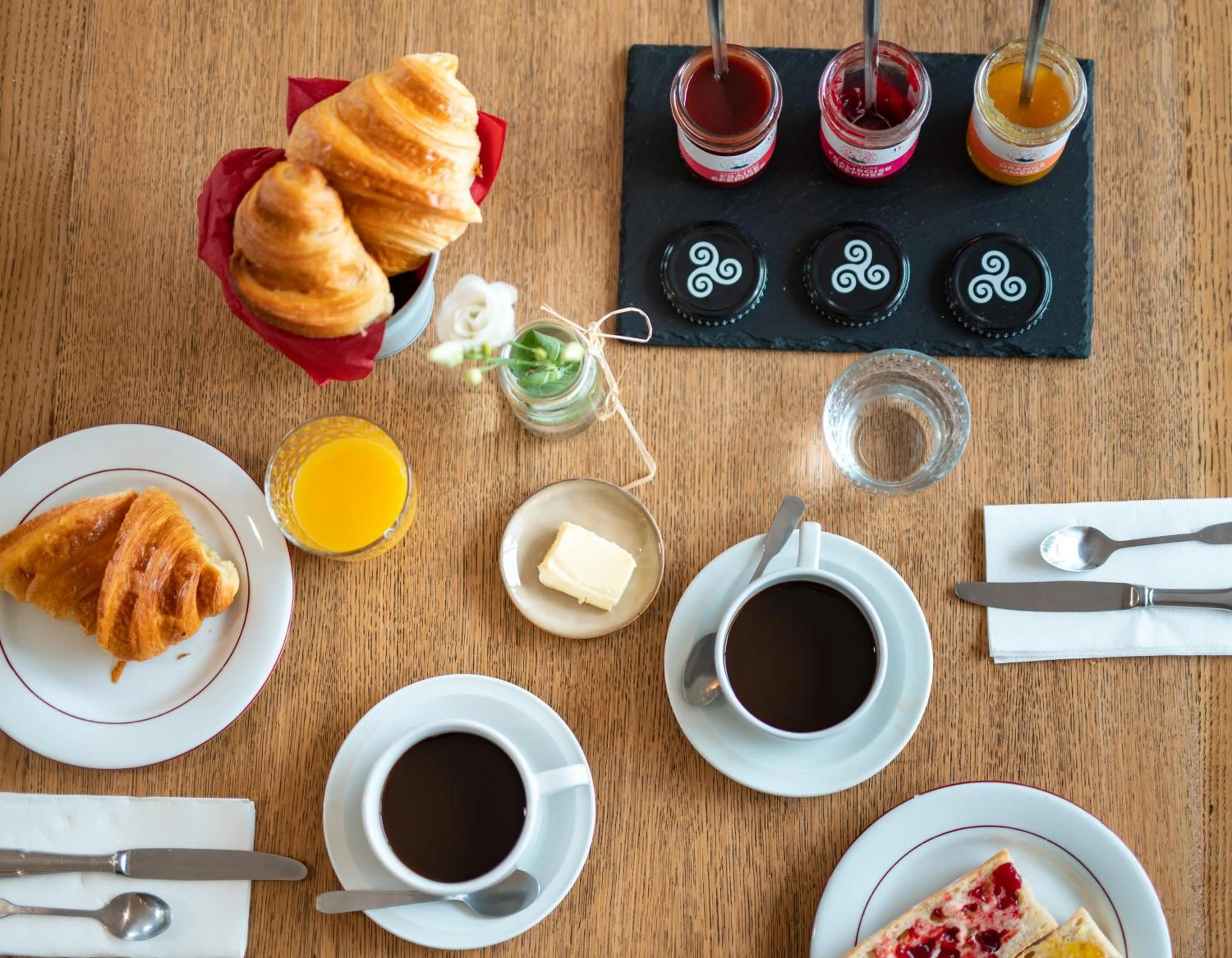 Breakfast in Hôtel Restaurant La Voile Bleue