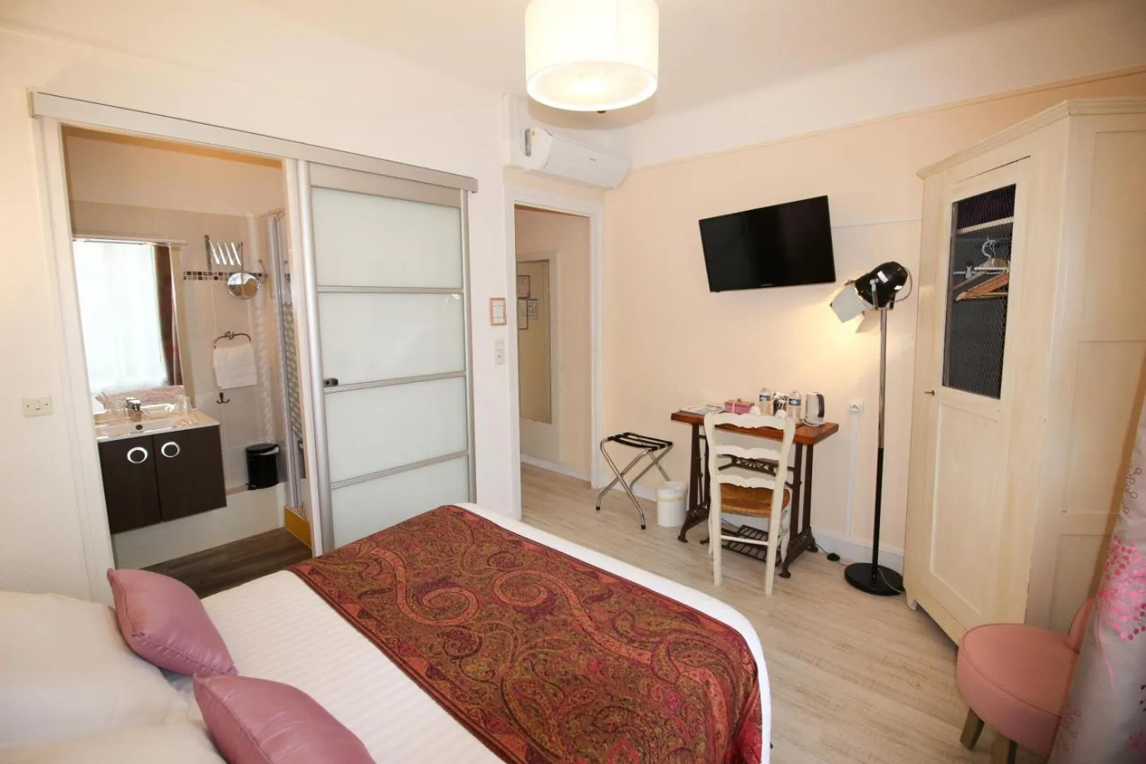 Photo of the whole room, Bed in Hôtel Au Clos Paillé La Roche Posay