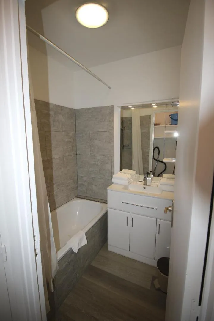 Bathroom in Hôtel Au Clos Paillé La Roche Posay