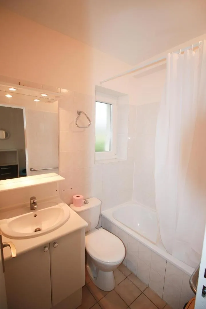 Bathroom in Hôtel Au Clos Paillé La Roche Posay