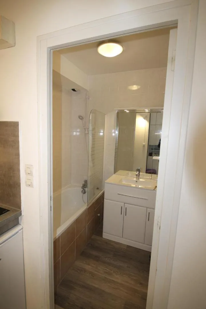 Bathroom in Hôtel Au Clos Paillé La Roche Posay