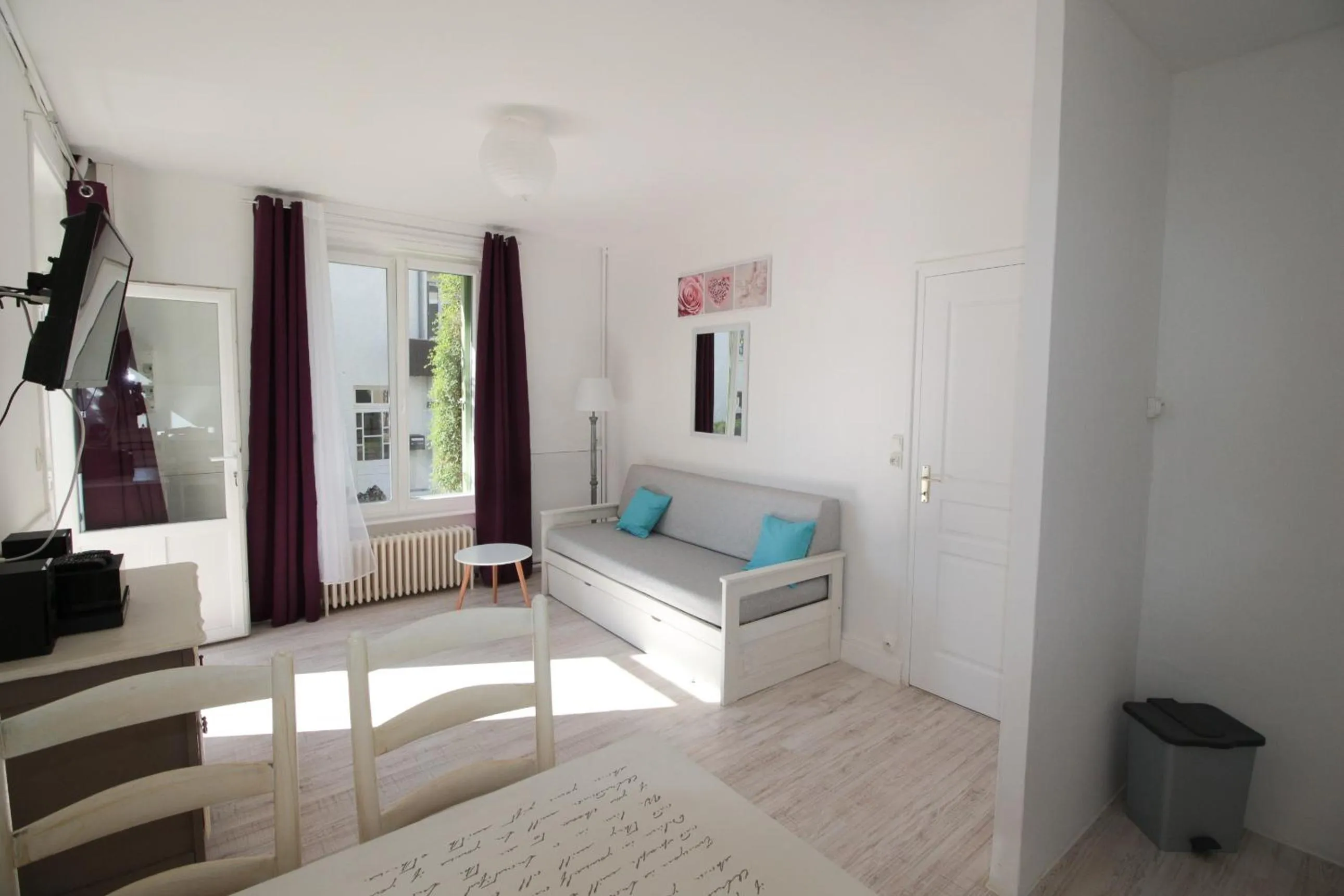 Living room, Bed in Hôtel Au Clos Paillé La Roche Posay
