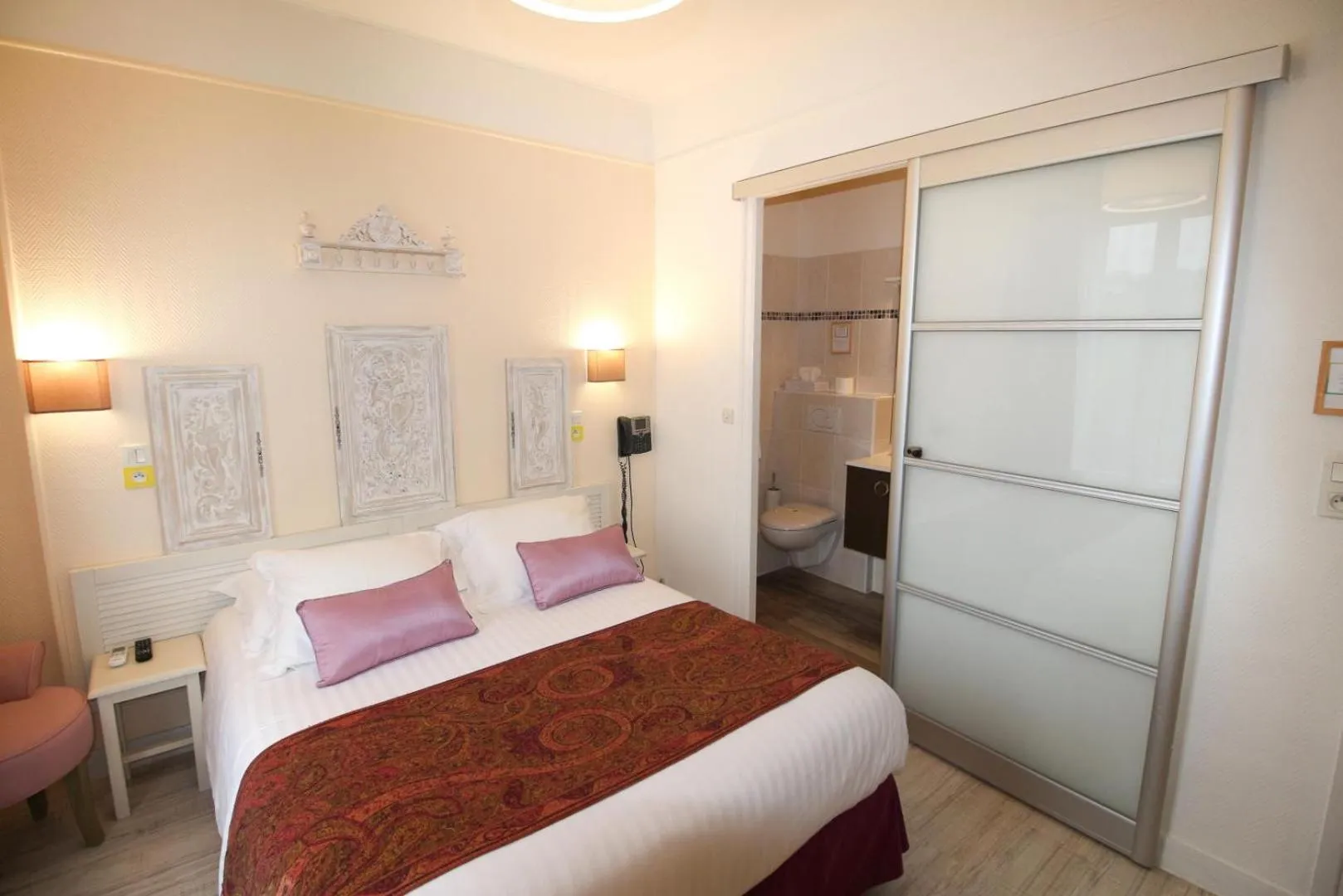 Photo of the whole room, Bed in Hôtel Au Clos Paillé La Roche Posay