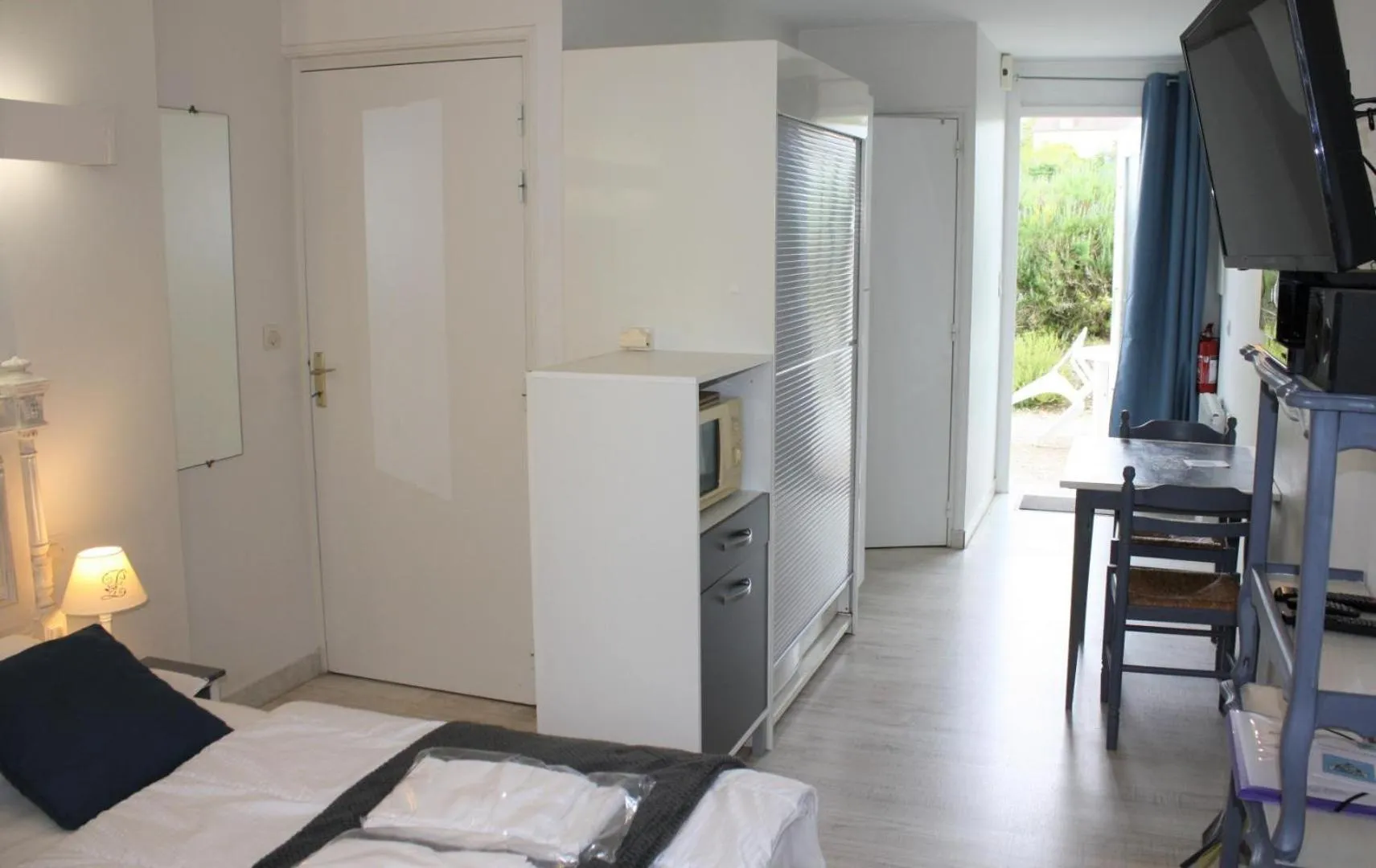 Dining area, Bed in Hôtel Au Clos Paillé La Roche Posay