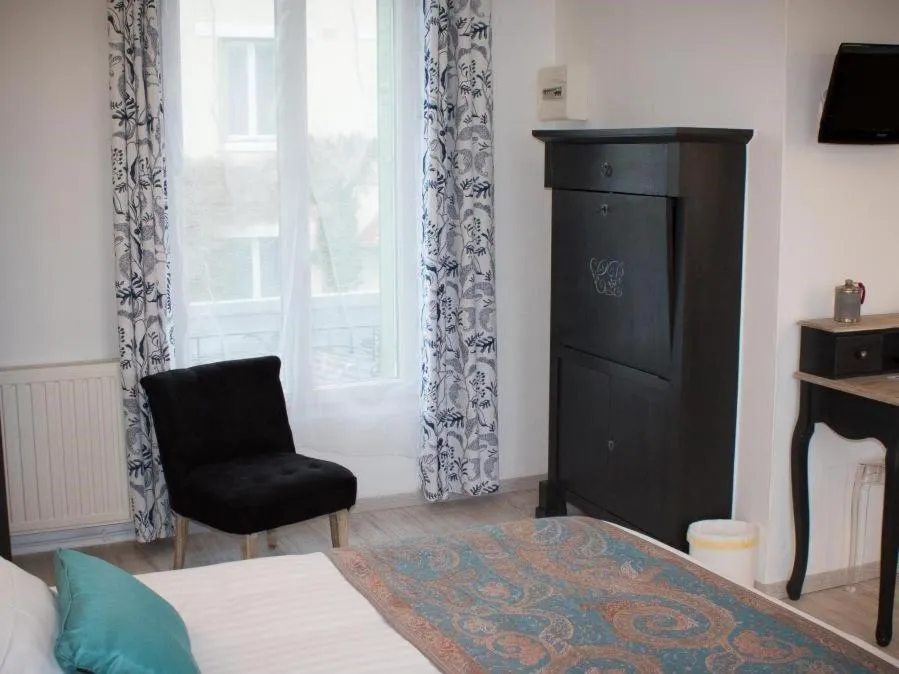 Living room, Bed in Hôtel Au Clos Paillé La Roche Posay