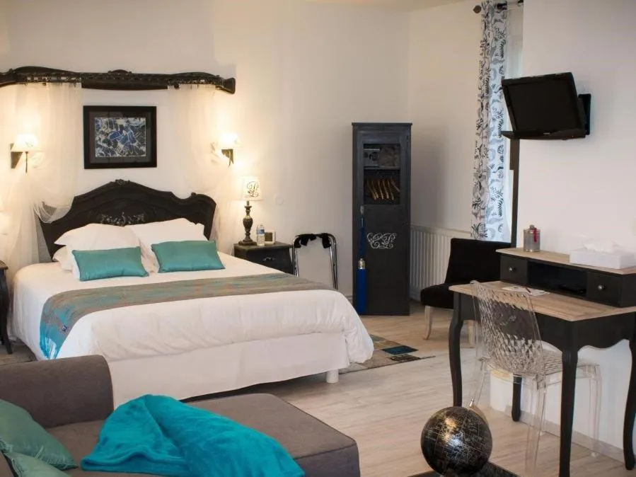 Photo of the whole room, Bed in Hôtel Au Clos Paillé La Roche Posay