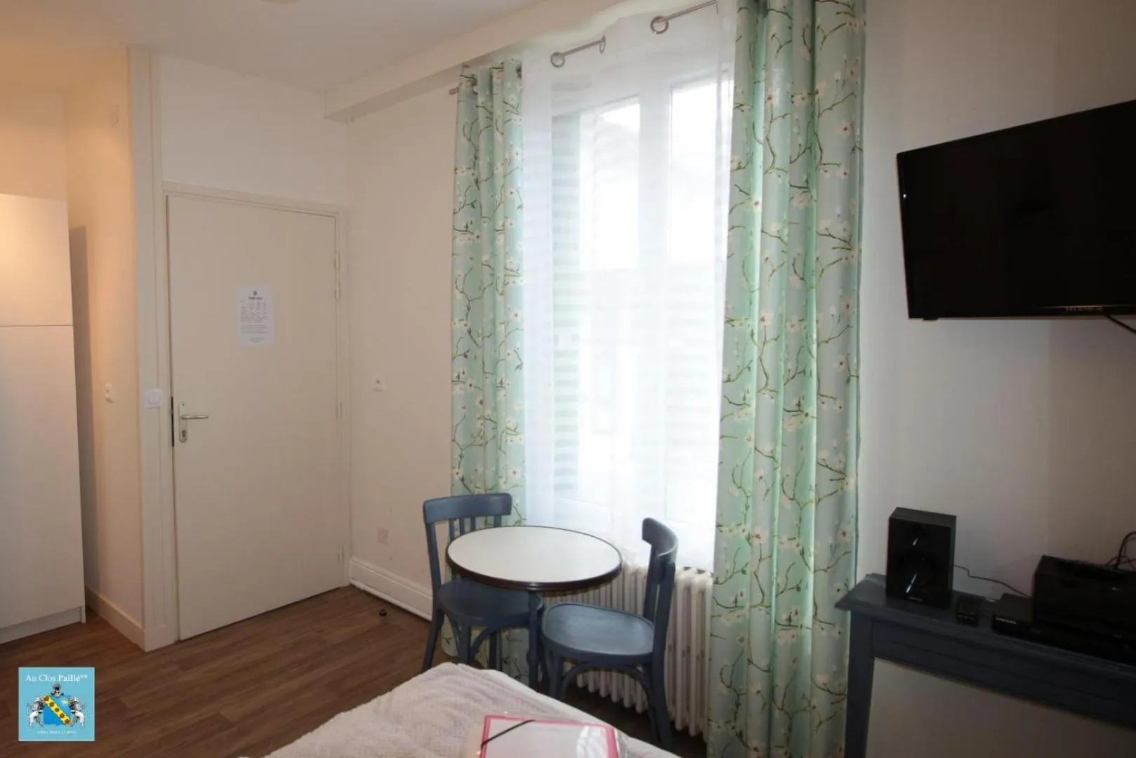 Dining area, Bed in Hôtel Au Clos Paillé La Roche Posay