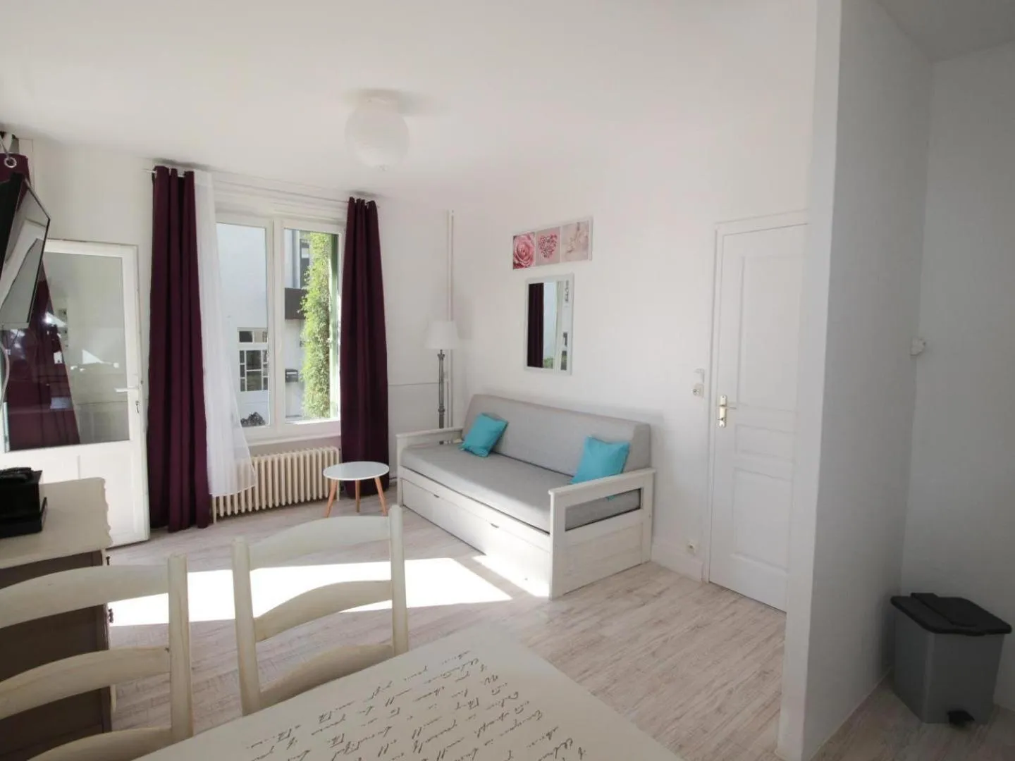 Living room, Bed in Hôtel Au Clos Paillé La Roche Posay