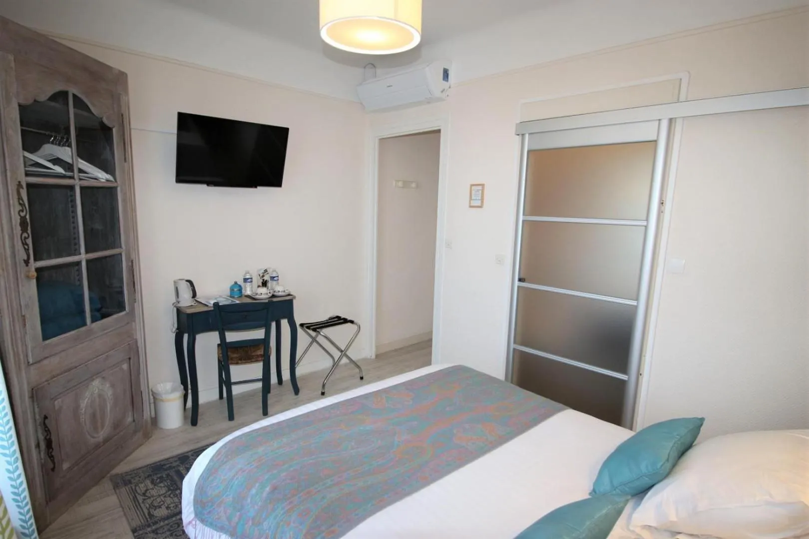 Photo of the whole room, Bed in Hôtel Au Clos Paillé La Roche Posay