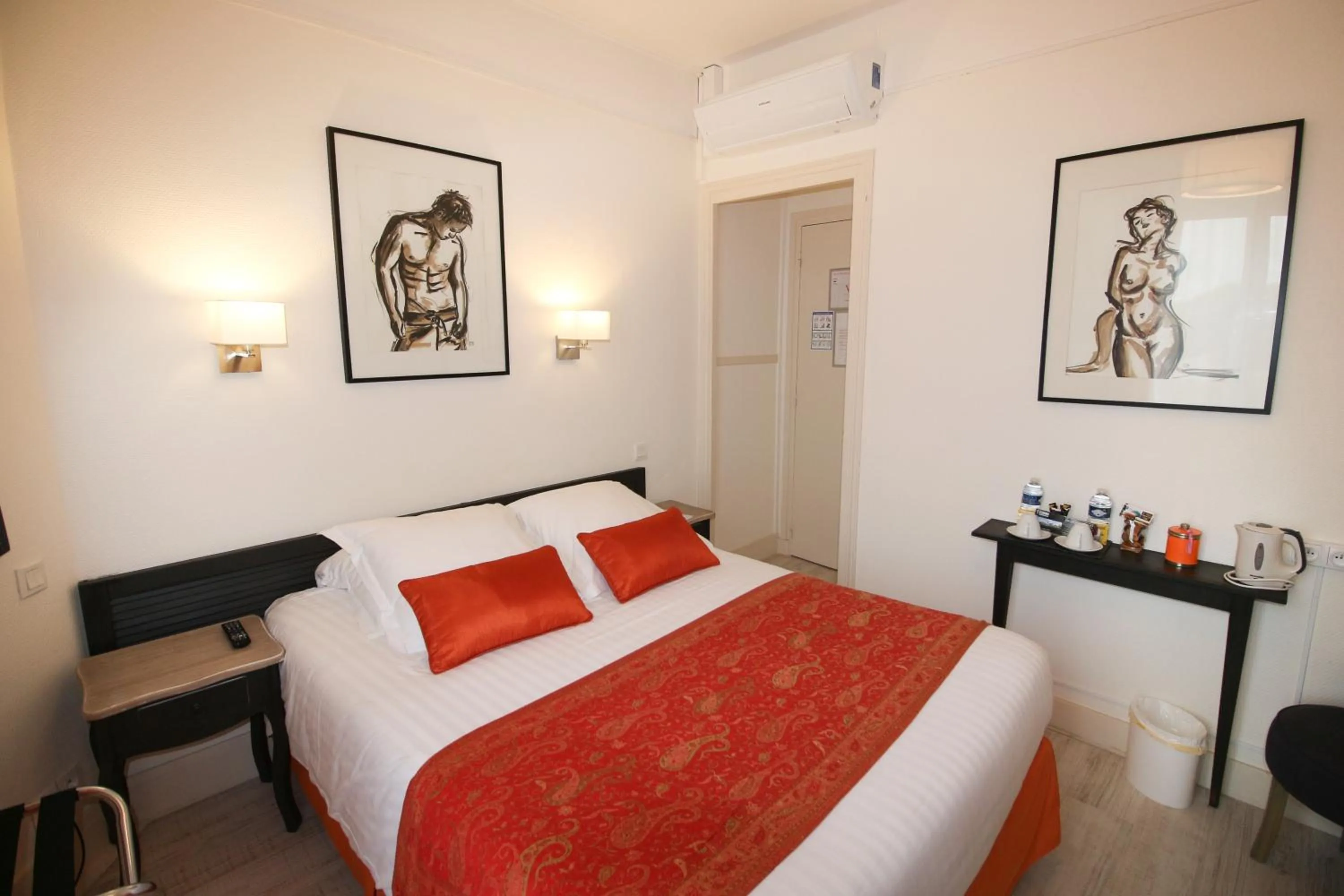 Photo of the whole room, Bed in Hôtel Au Clos Paillé La Roche Posay