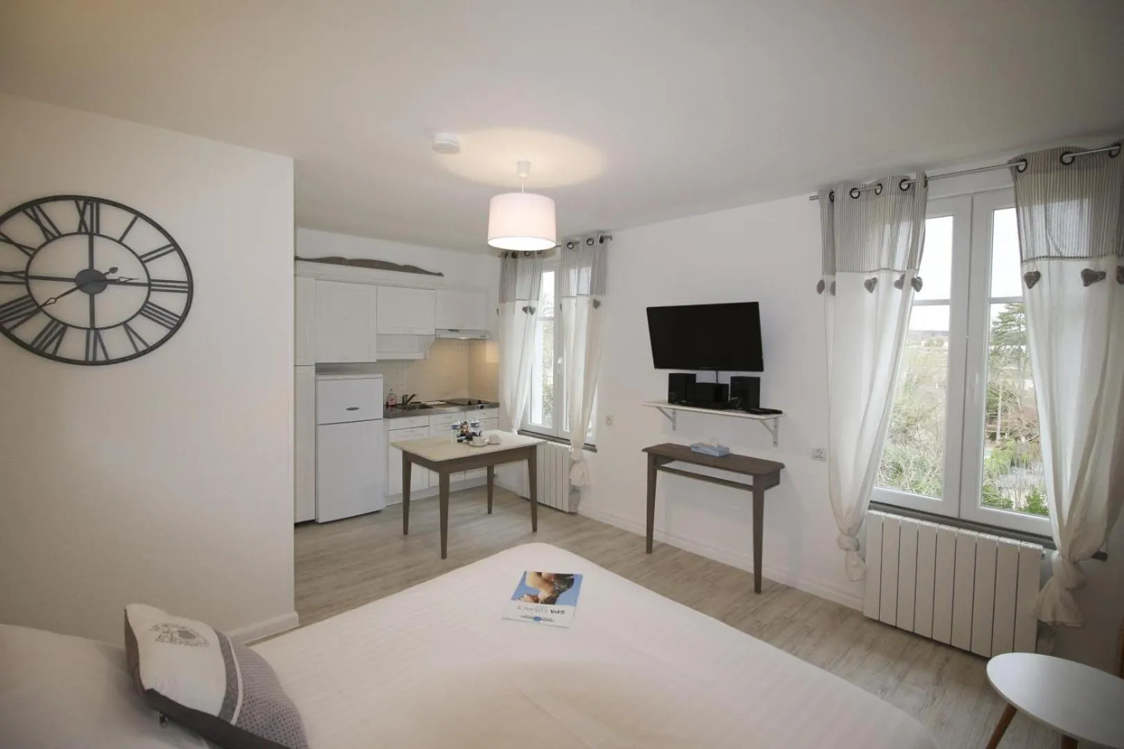 Dining area, Bed in Hôtel Au Clos Paillé La Roche Posay