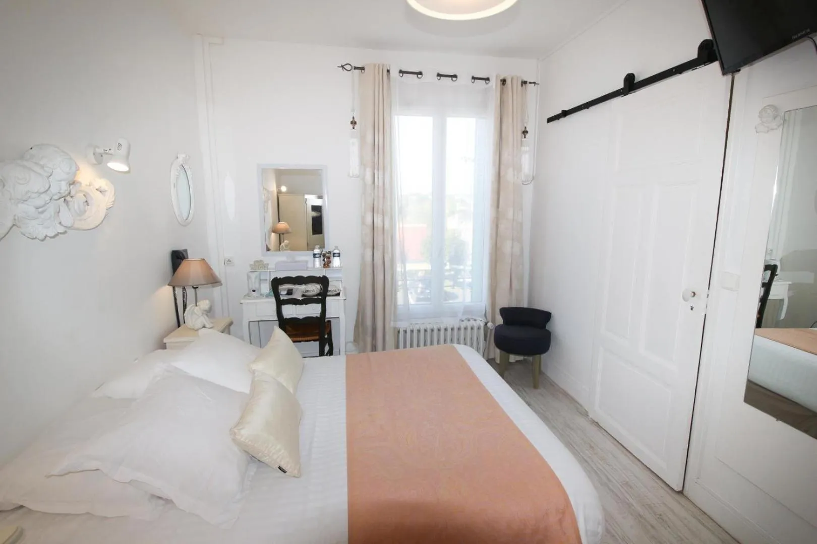 Photo of the whole room, Bed in Hôtel Au Clos Paillé La Roche Posay