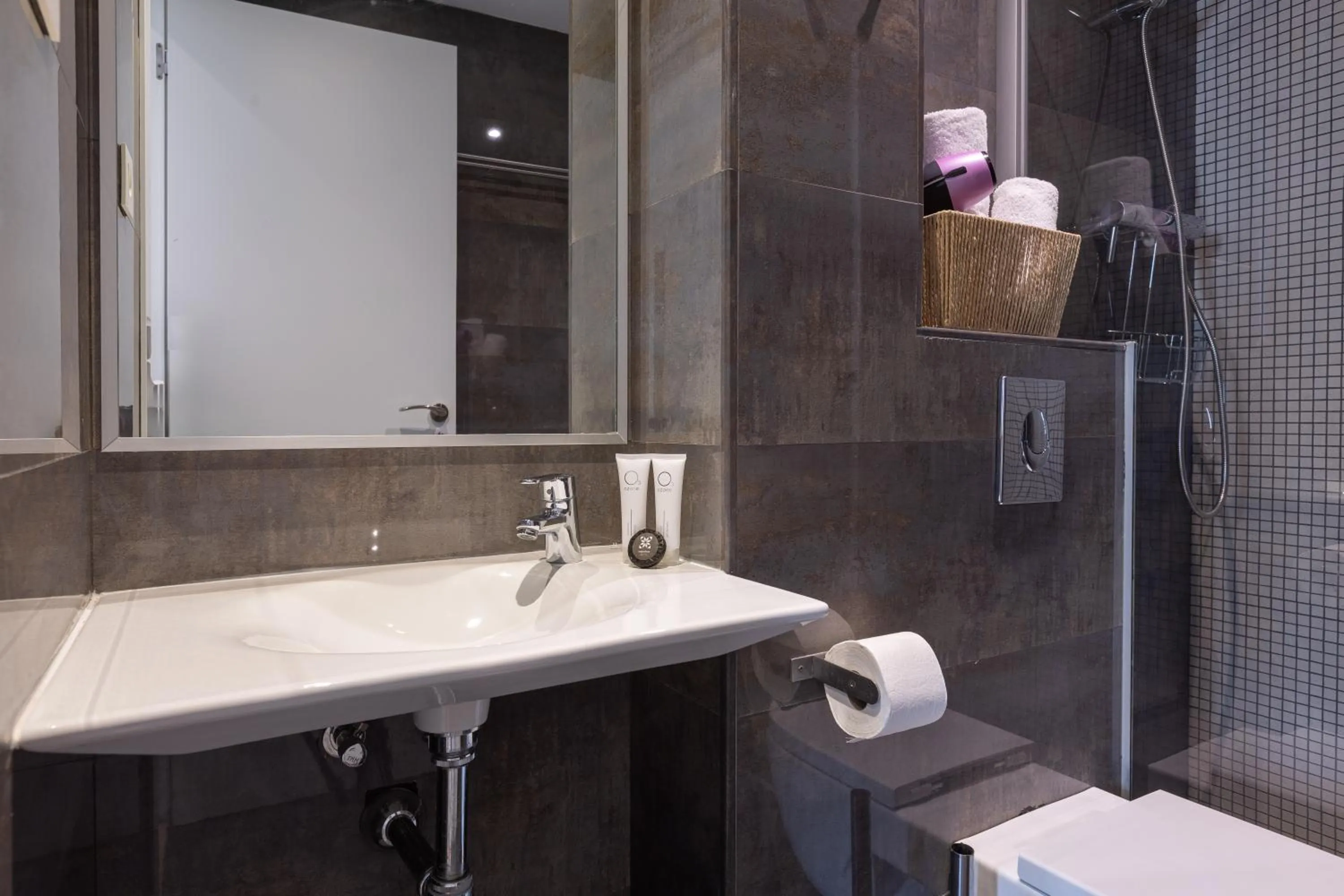 Shower in Enjoybcn Patio de Gala