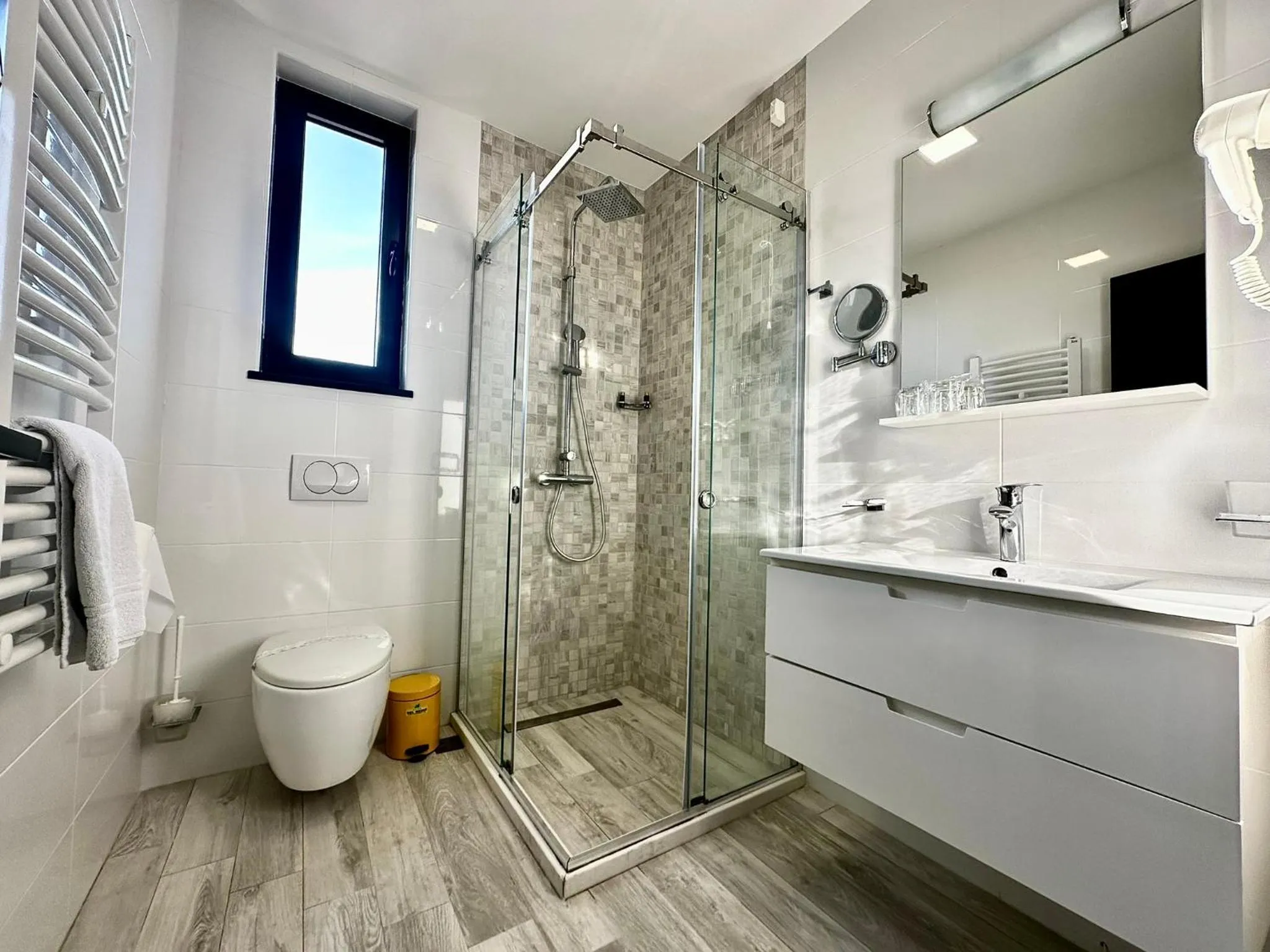 Shower in Hotel Del Medio