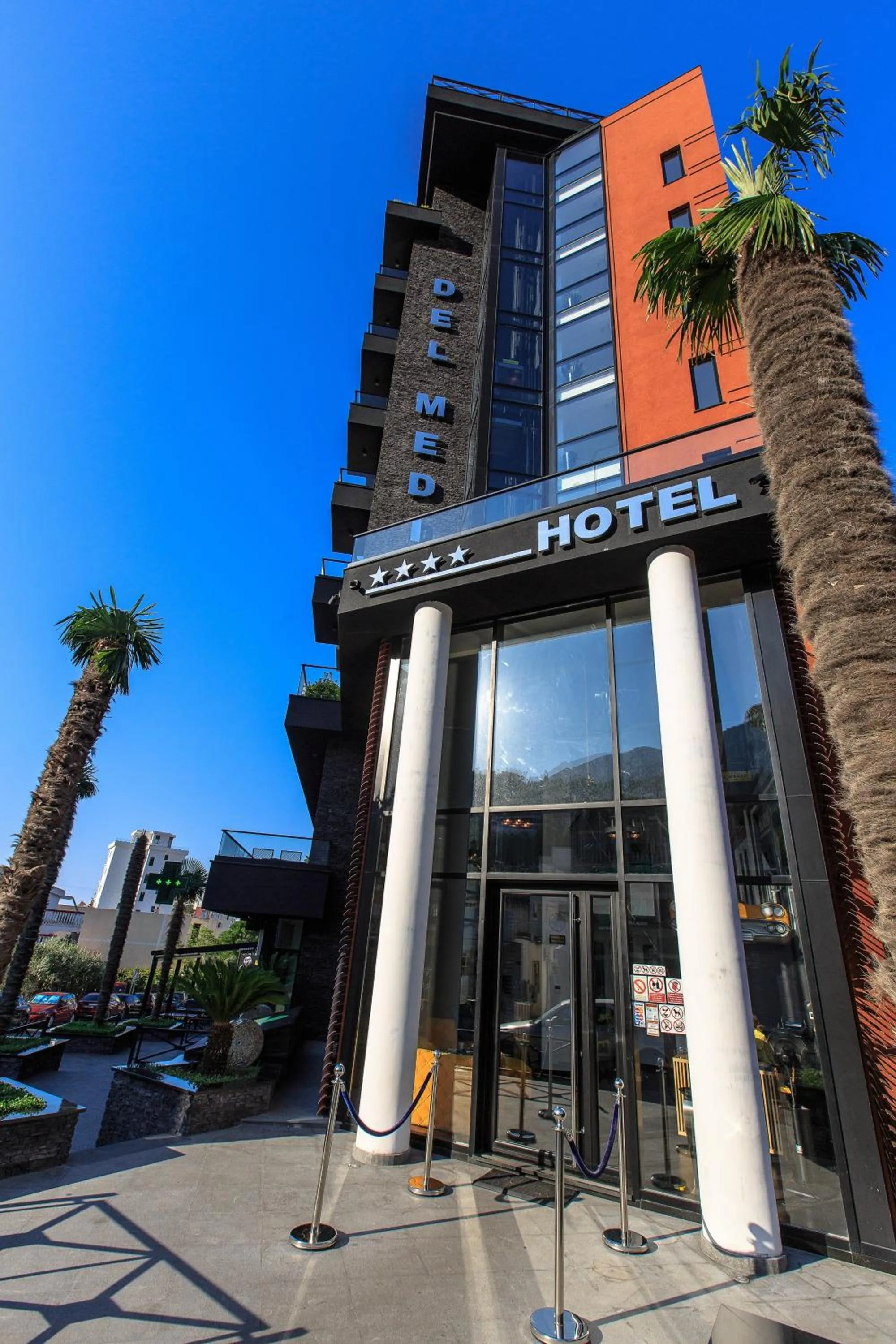 Property building in Hotel Del Medio