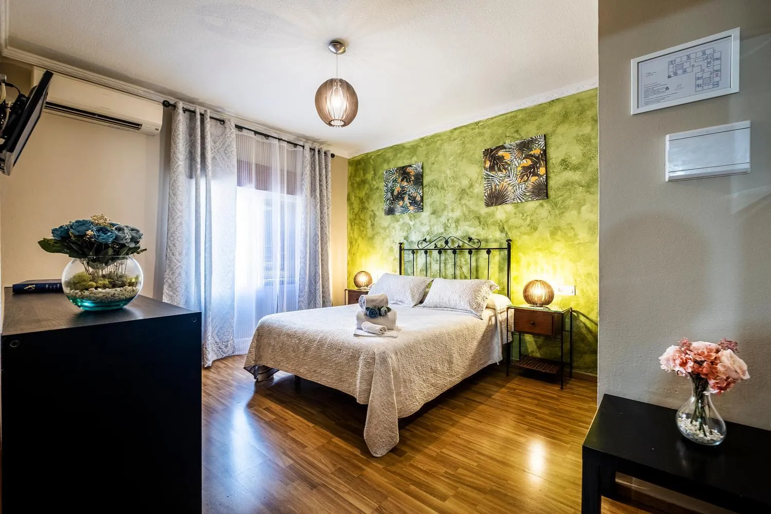 Shower, Bed in Hotel Gines