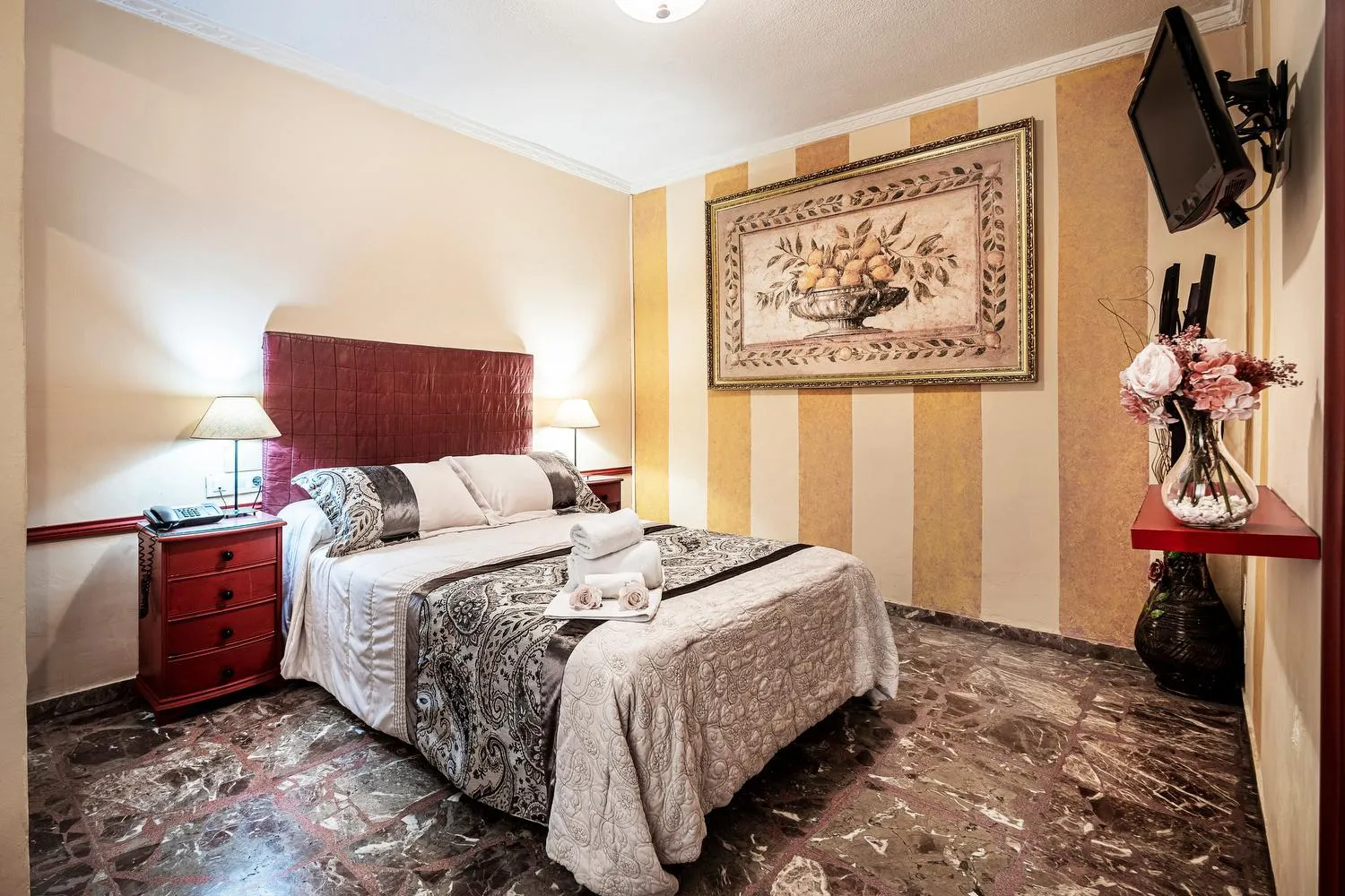 Shower, Bed in Hotel Gines